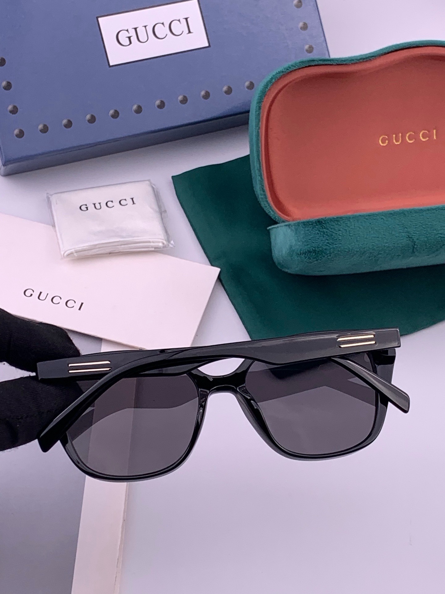 Gucci   情侣款 经典的方框设计，不挑脸型，无论搭配大衣还是连衣裙都非常显气质高清偏光镜片预防紫外线 型号：G77