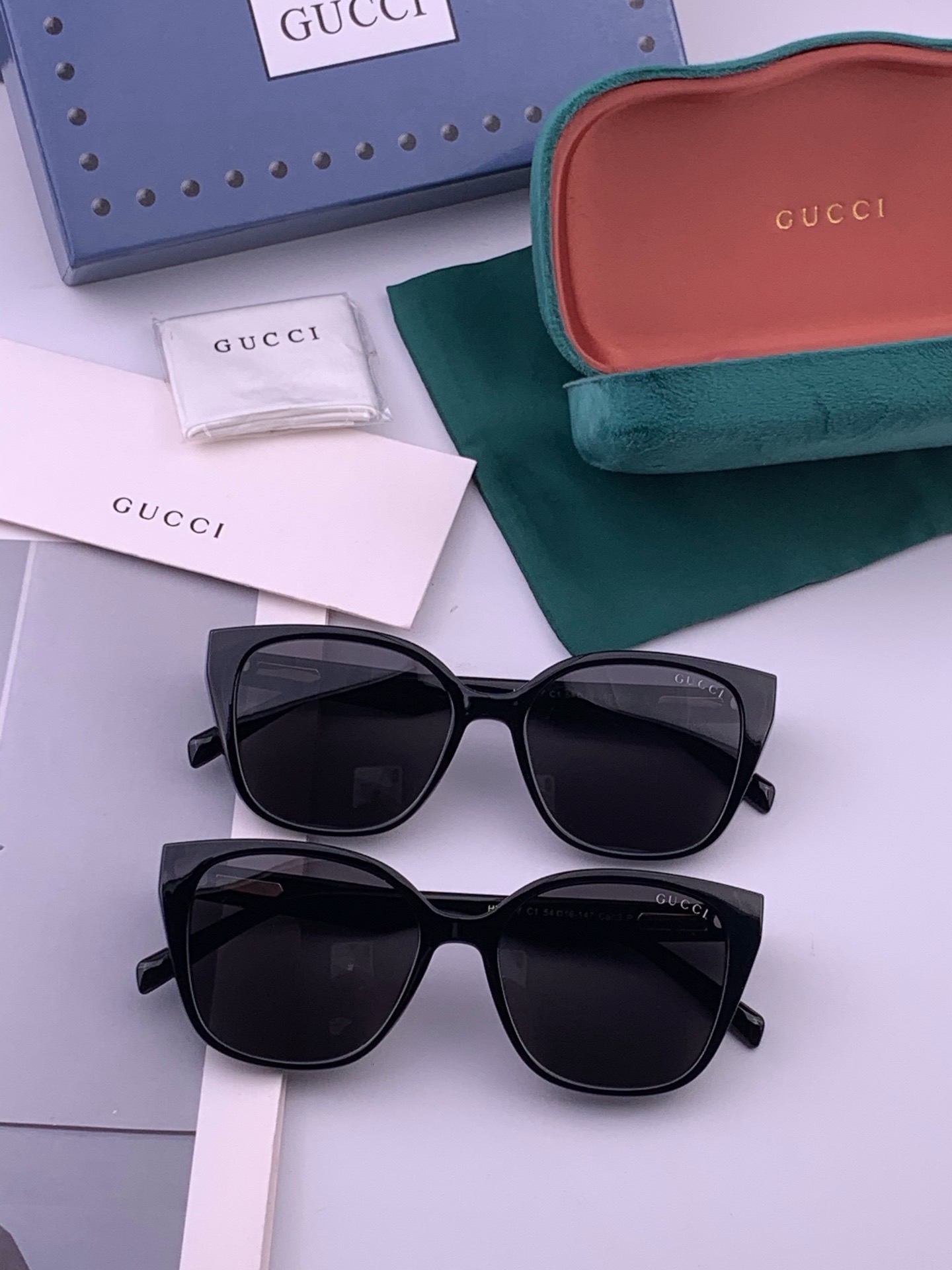 Gucci   情侣款 经典的方框设计，不挑脸型，无论搭配大衣还是连衣裙都非常显气质高清偏光镜片预防紫外线 型号：G77