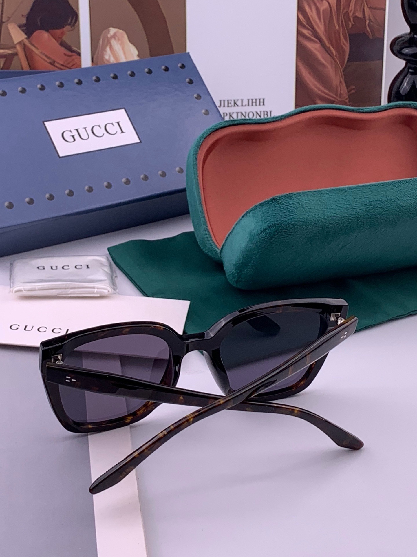 Gucci   情侣款 经典的方框设计，不挑脸型，无论搭配大衣还是连衣裙都非常显气质高清偏光镜片预防紫外线 型号：G07