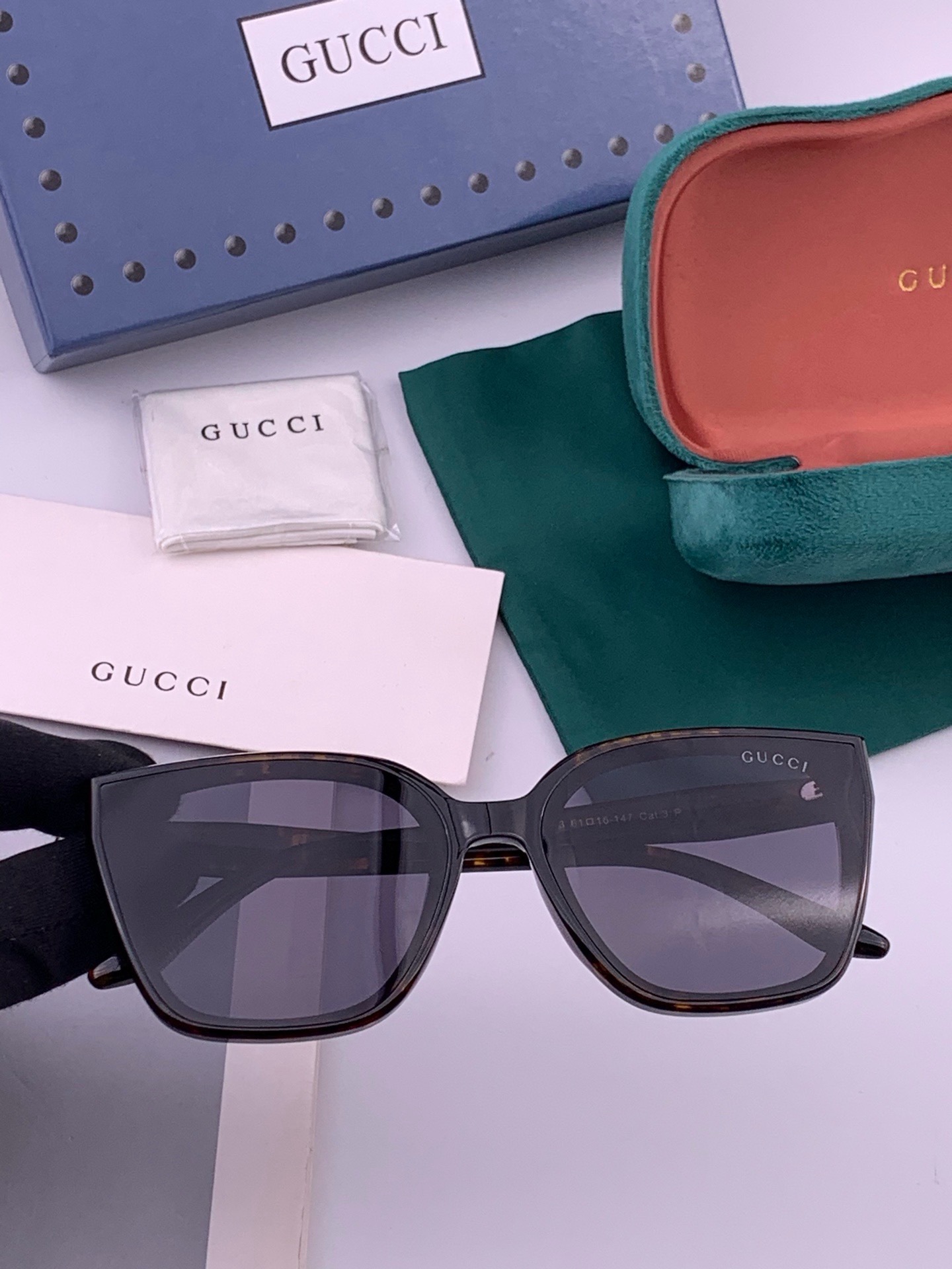Gucci   情侣款 经典的方框设计，不挑脸型，无论搭配大衣还是连衣裙都非常显气质高清偏光镜片预防紫外线 型号：G07