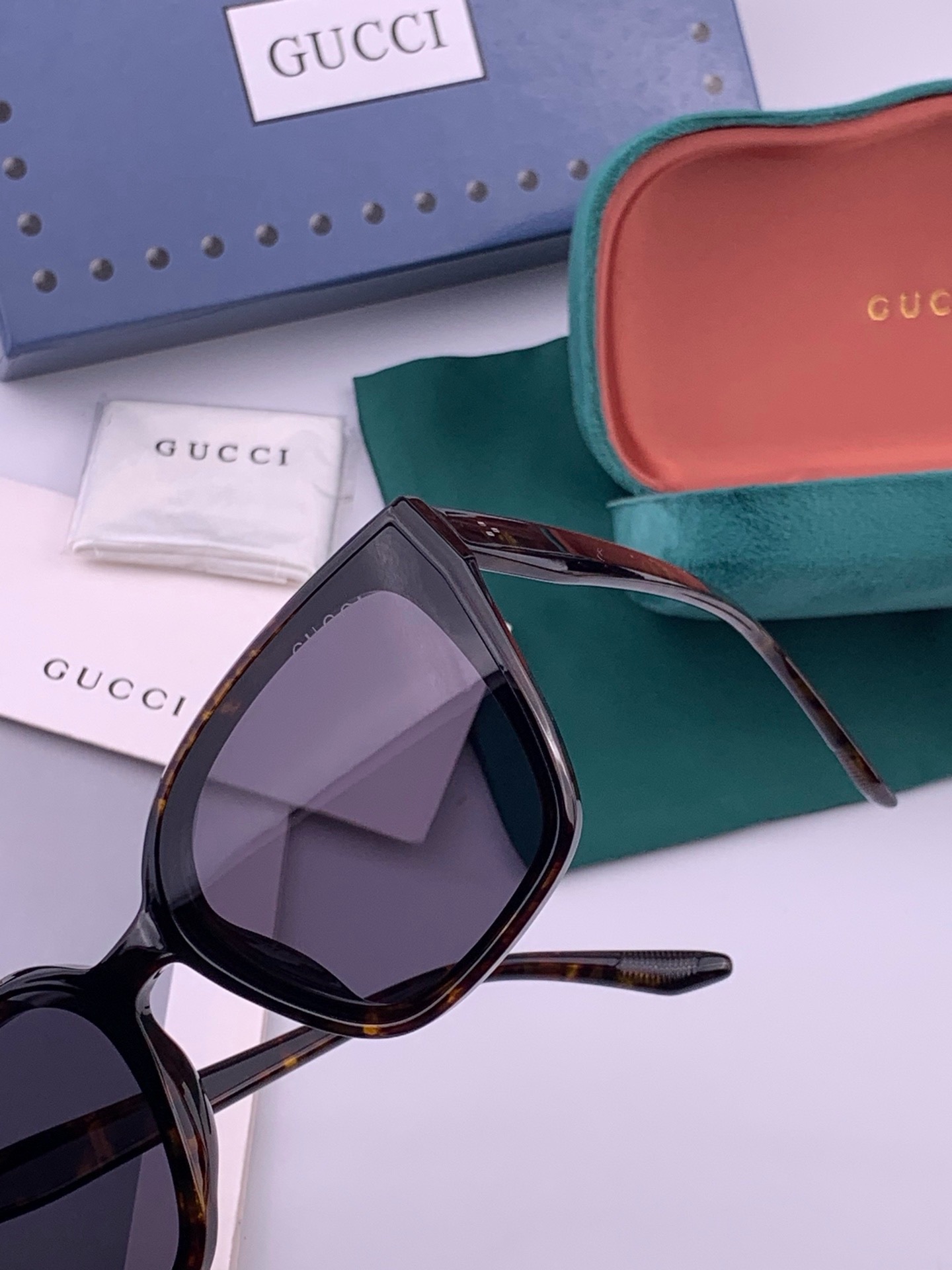 Gucci   情侣款 经典的方框设计，不挑脸型，无论搭配大衣还是连衣裙都非常显气质高清偏光镜片预防紫外线 型号：G07