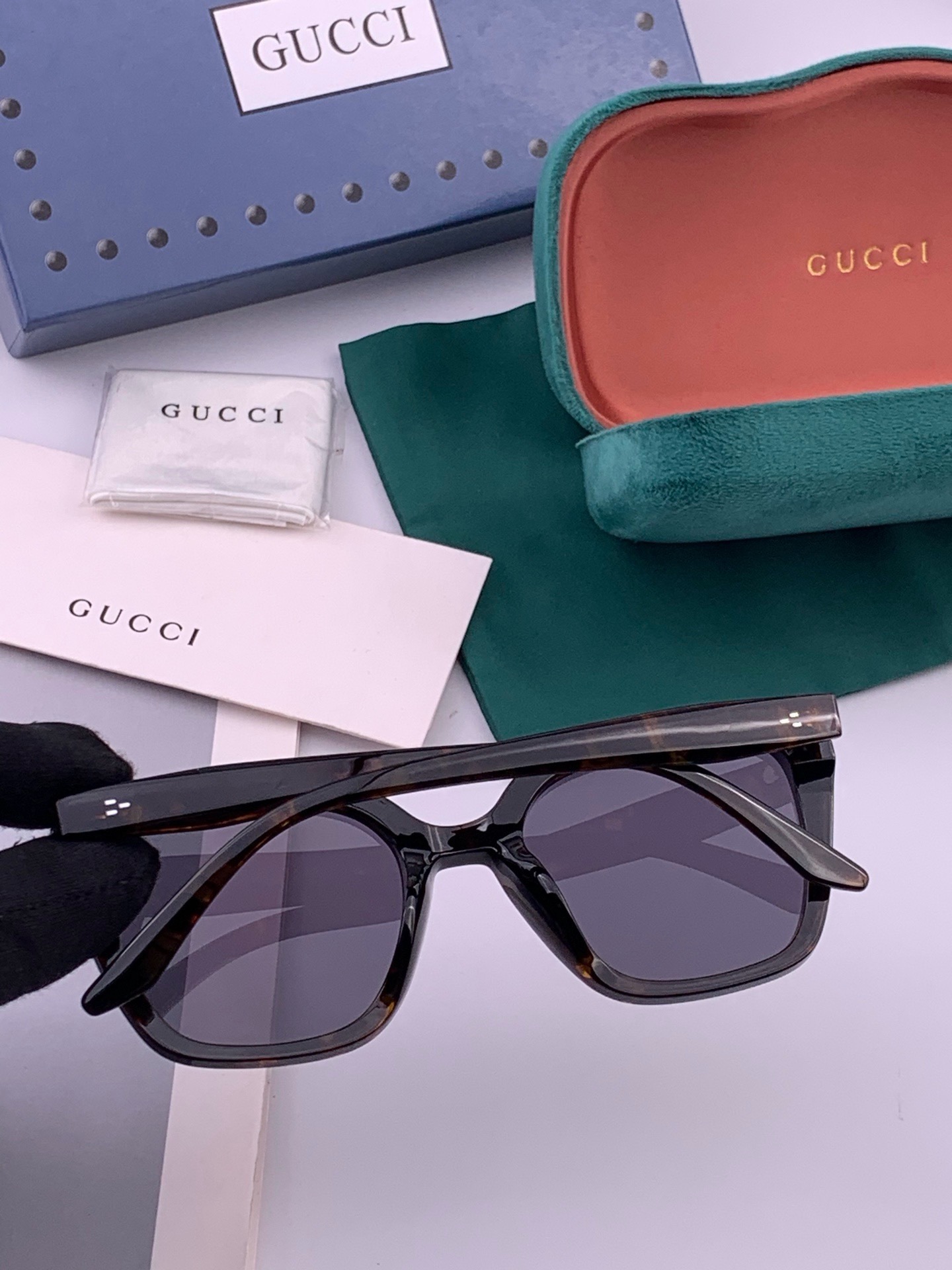 Gucci   情侣款 经典的方框设计，不挑脸型，无论搭配大衣还是连衣裙都非常显气质高清偏光镜片预防紫外线 型号：G07