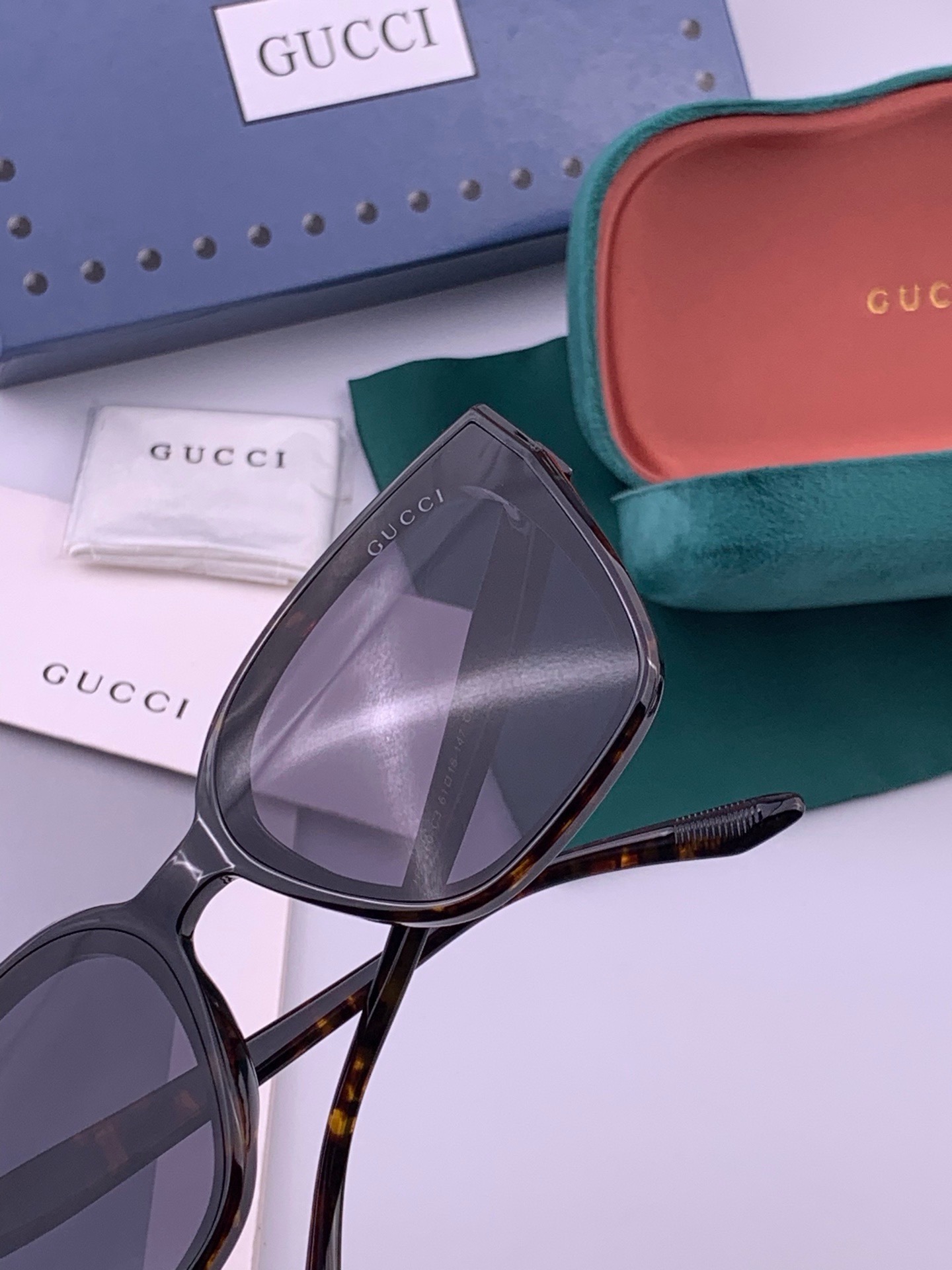 Gucci   情侣款 经典的方框设计，不挑脸型，无论搭配大衣还是连衣裙都非常显气质高清偏光镜片预防紫外线 型号：G07