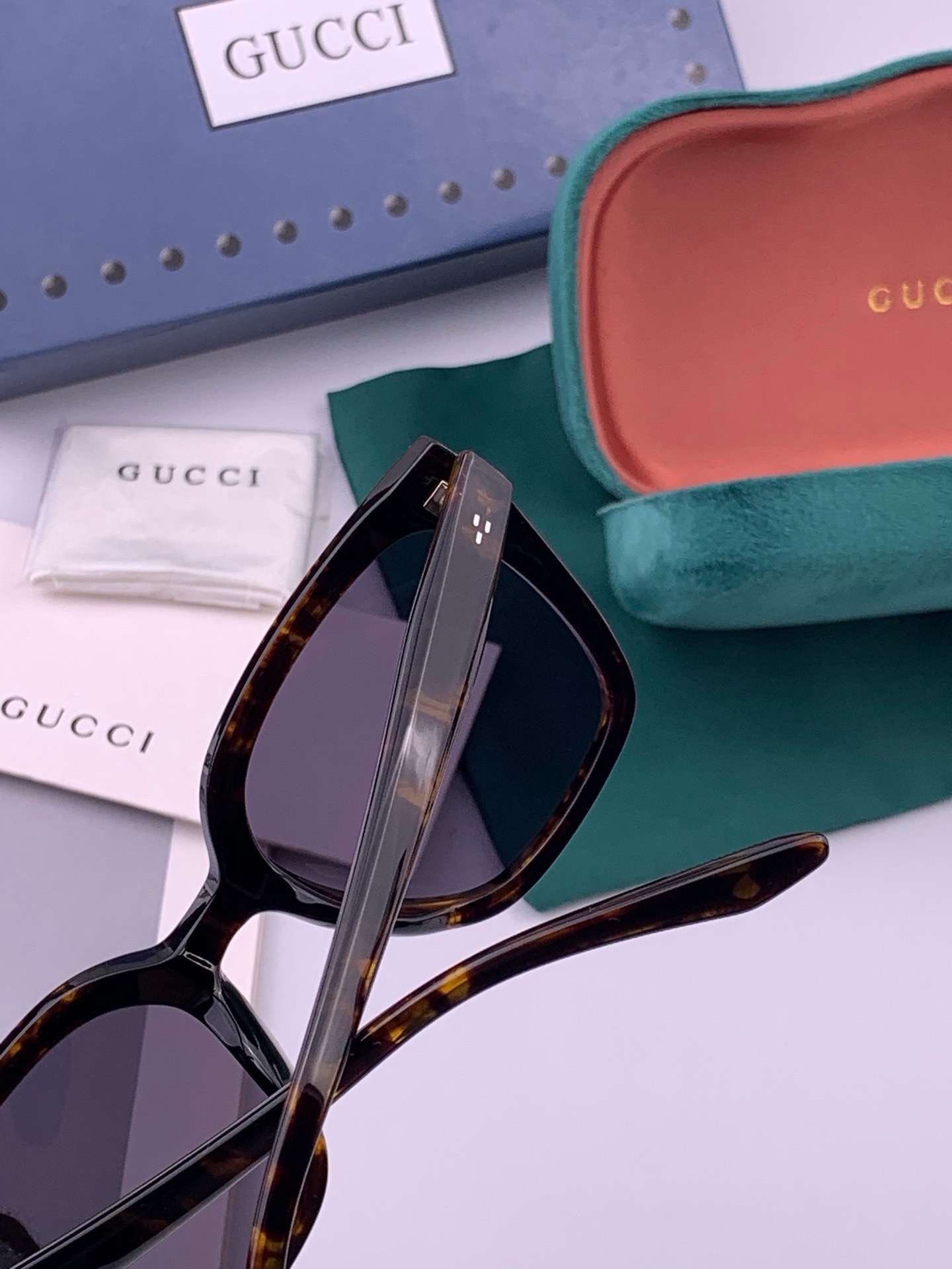 Gucci   情侣款 经典的方框设计，不挑脸型，无论搭配大衣还是连衣裙都非常显气质高清偏光镜片预防紫外线 型号：G07