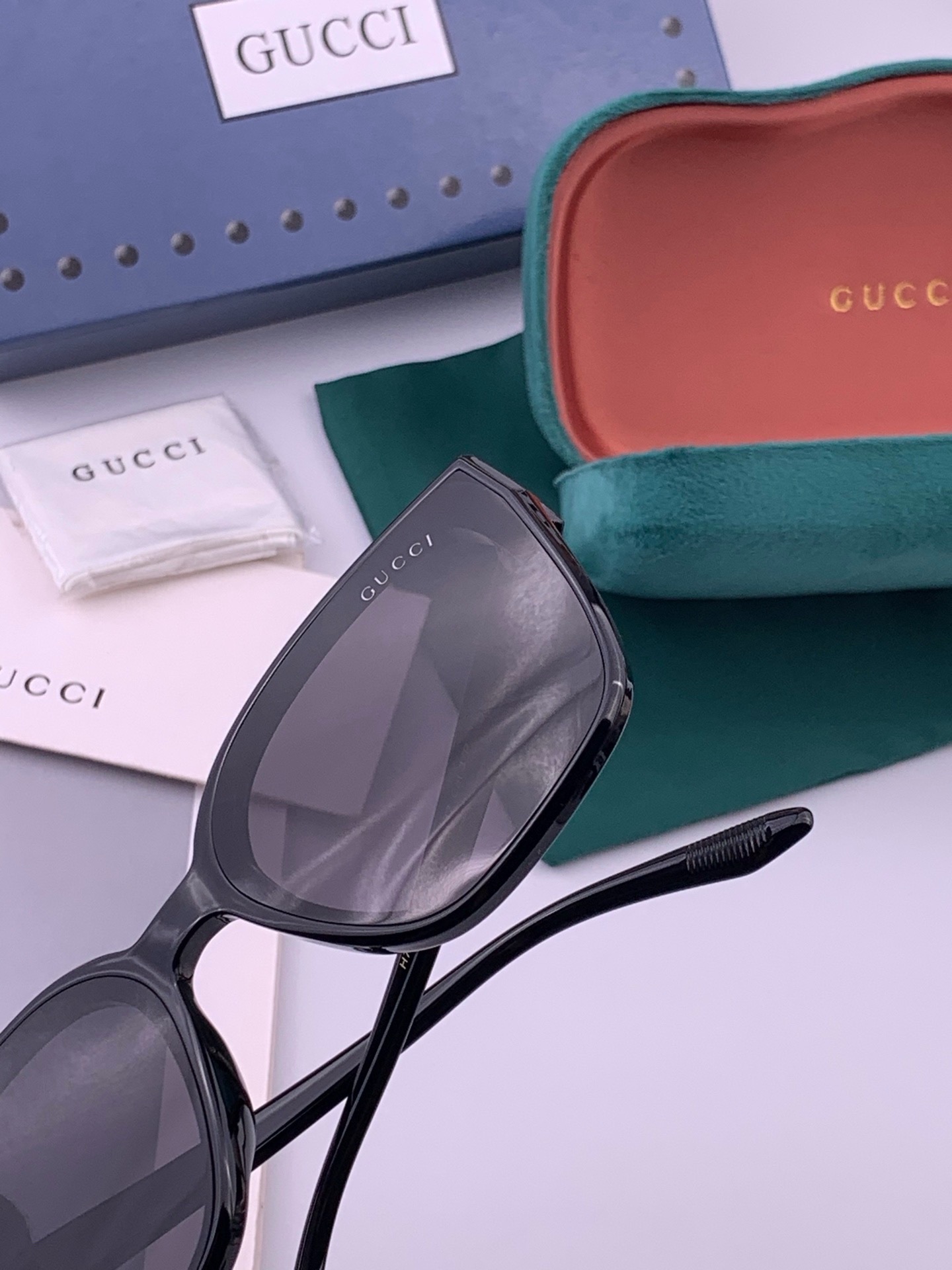 Gucci   情侣款 经典的方框设计，不挑脸型，无论搭配大衣还是连衣裙都非常显气质高清偏光镜片预防紫外线 型号：G07
