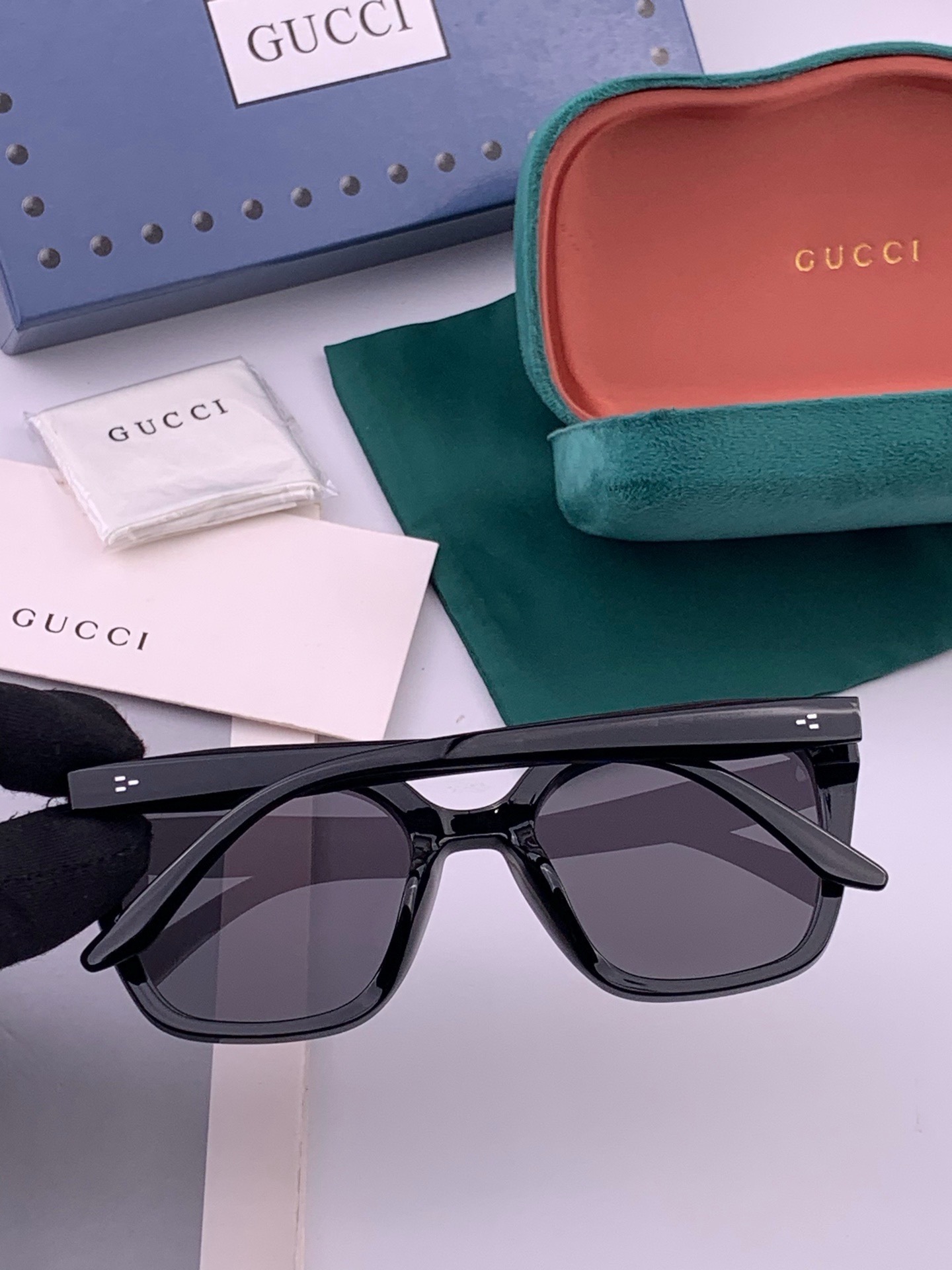 Gucci   情侣款 经典的方框设计，不挑脸型，无论搭配大衣还是连衣裙都非常显气质高清偏光镜片预防紫外线 型号：G07