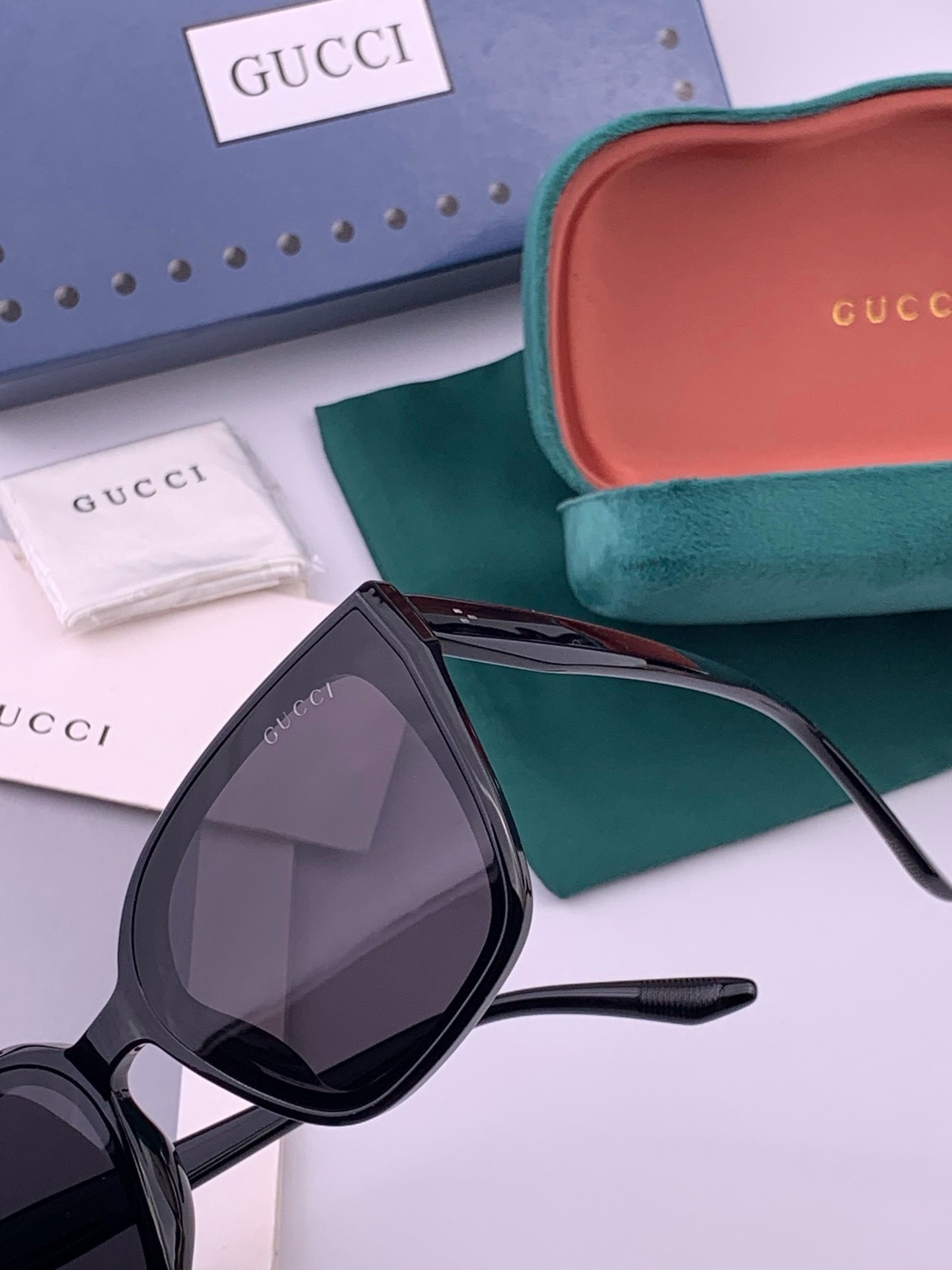 Gucci   情侣款 经典的方框设计，不挑脸型，无论搭配大衣还是连衣裙都非常显气质高清偏光镜片预防紫外线 型号：G07