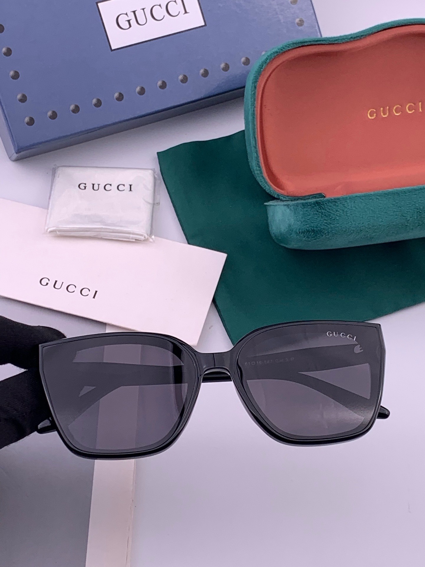 Gucci   情侣款 经典的方框设计，不挑脸型，无论搭配大衣还是连衣裙都非常显气质高清偏光镜片预防紫外线 型号：G07