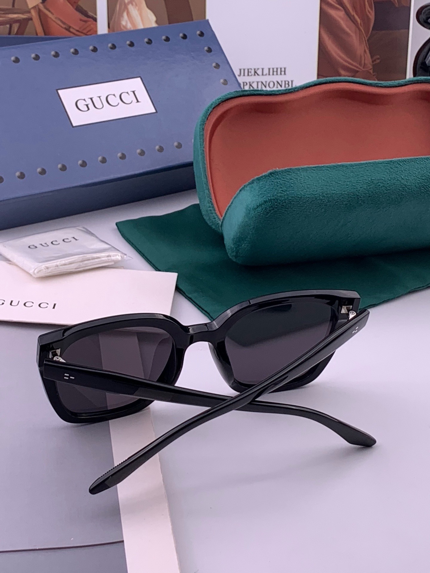 Gucci   情侣款 经典的方框设计，不挑脸型，无论搭配大衣还是连衣裙都非常显气质高清偏光镜片预防紫外线 型号：G07