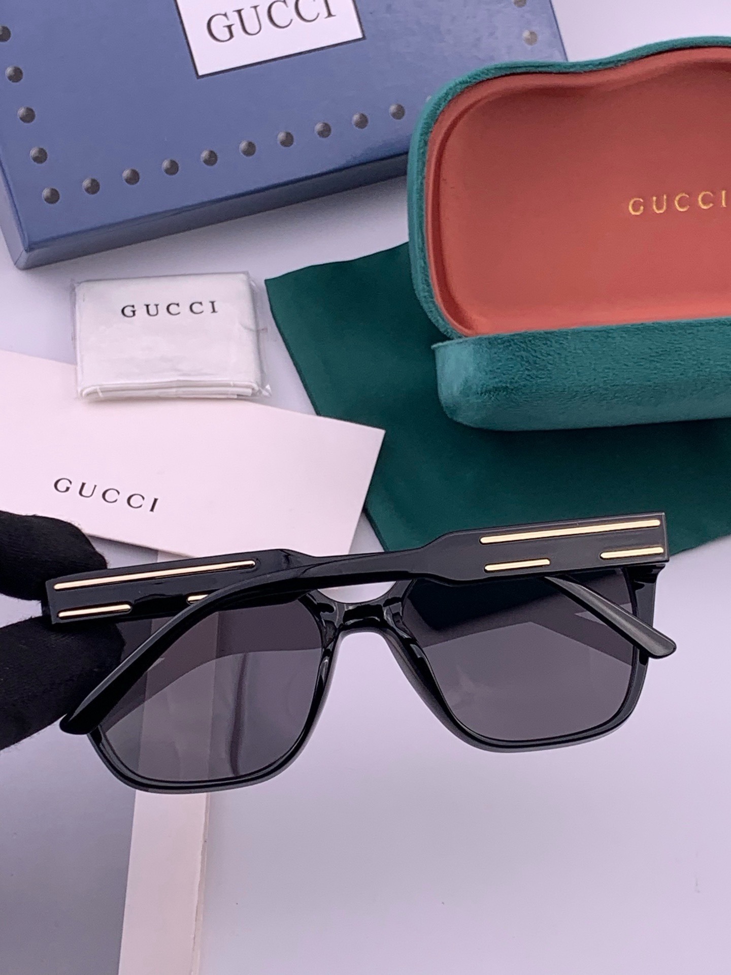 Gucci   情侣款 经典的方框设计，不挑脸型，无论搭配大衣还是连衣裙都非常显气质高清偏光镜片预防紫外线 型号：G07