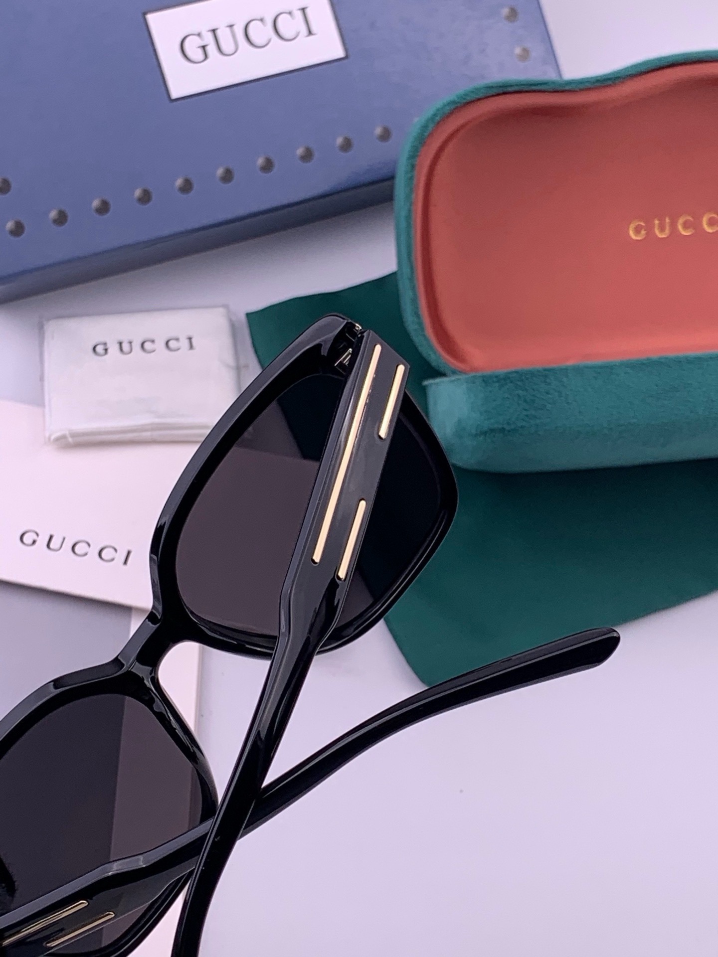 Gucci   情侣款 经典的方框设计，不挑脸型，无论搭配大衣还是连衣裙都非常显气质高清偏光镜片预防紫外线 型号：G07