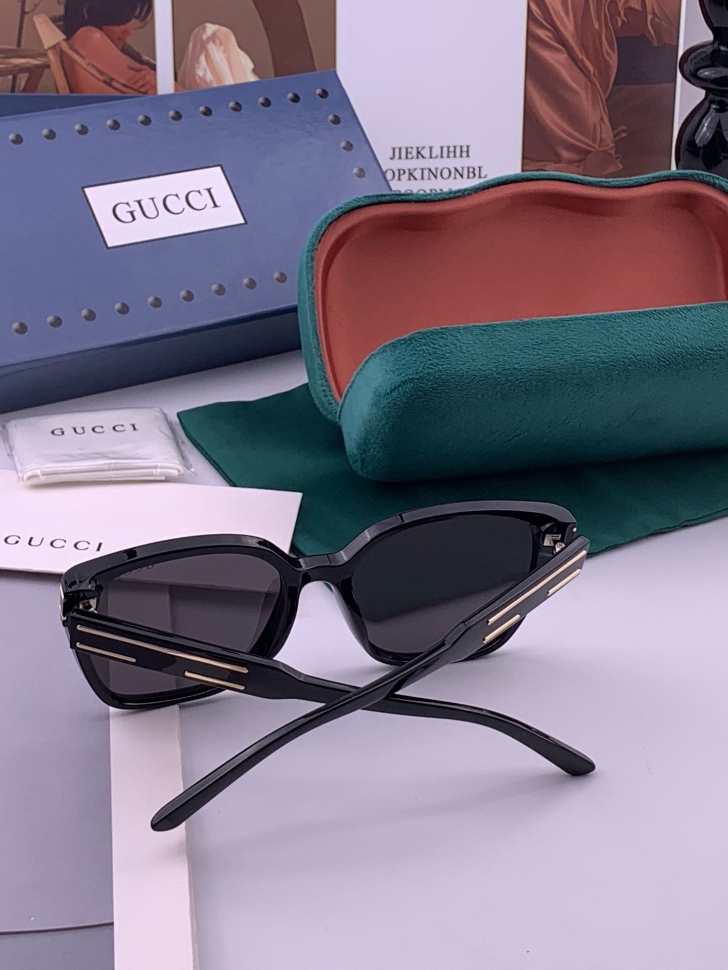 Gucci   情侣款 经典的方框设计，不挑脸型，无论搭配大衣还是连衣裙都非常显气质高清偏光镜片预防紫外线 型号：G07