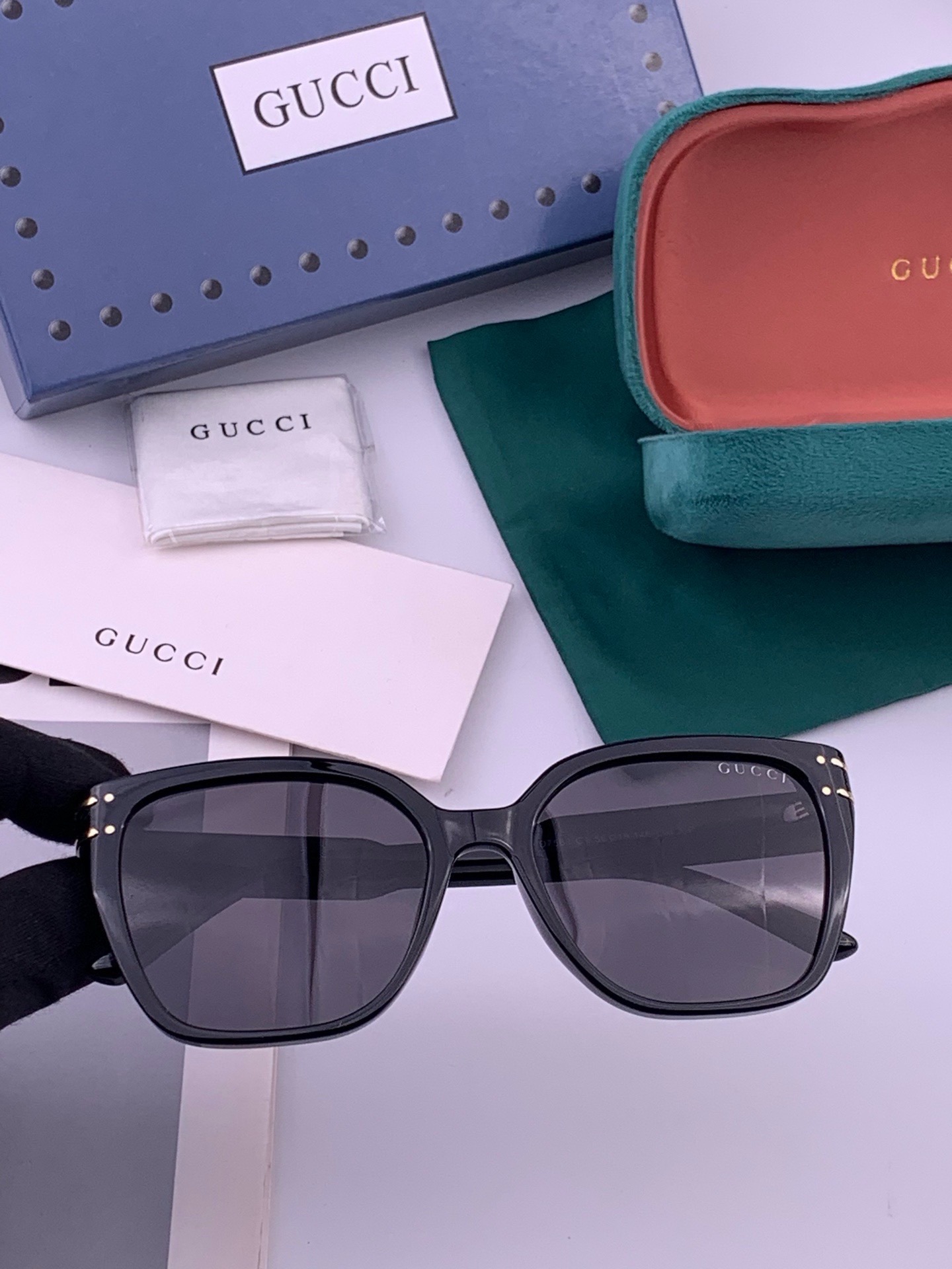 Gucci   情侣款 经典的方框设计，不挑脸型，无论搭配大衣还是连衣裙都非常显气质高清偏光镜片预防紫外线 型号：G07