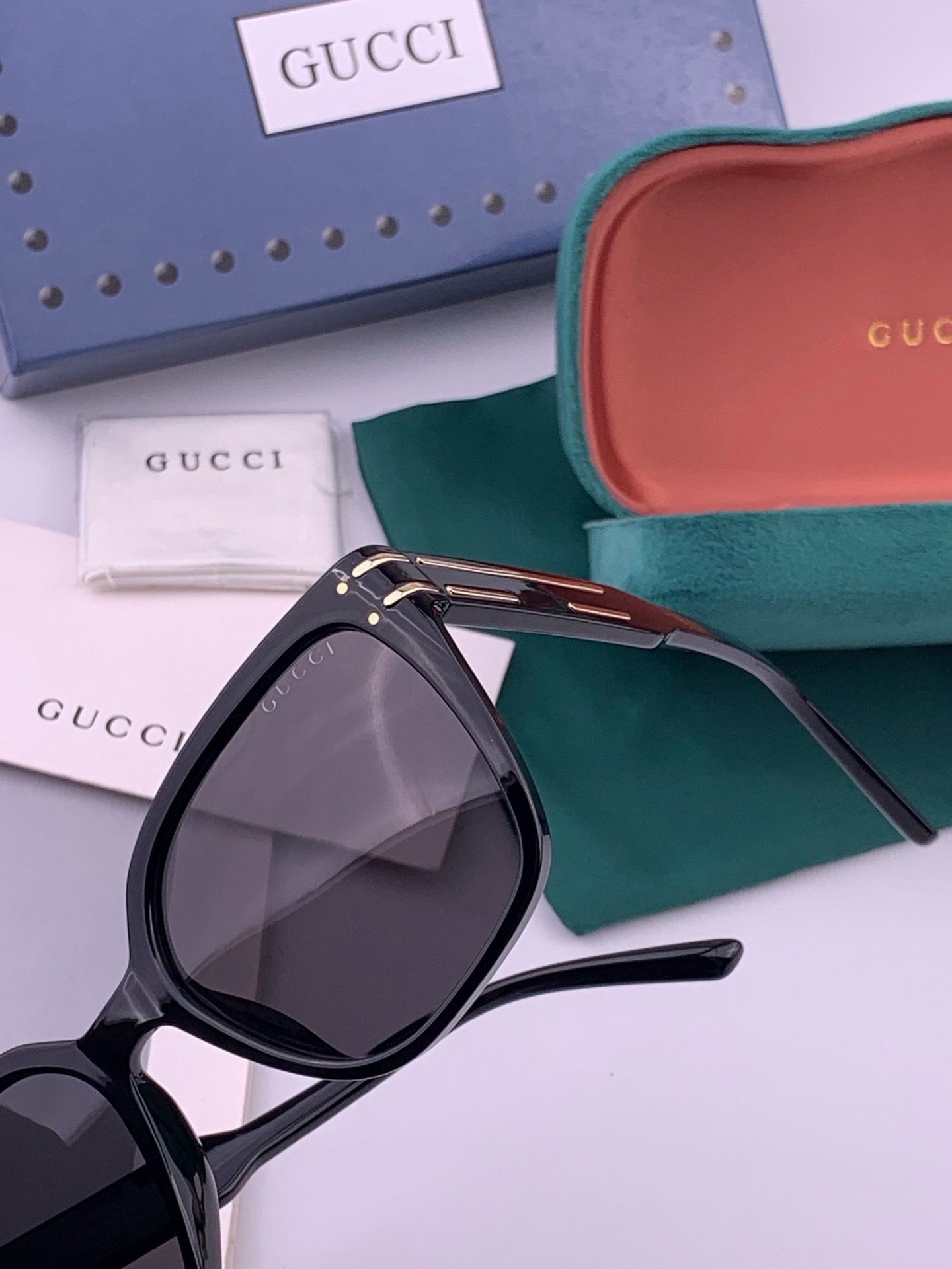 Gucci   情侣款 经典的方框设计，不挑脸型，无论搭配大衣还是连衣裙都非常显气质高清偏光镜片预防紫外线 型号：G07