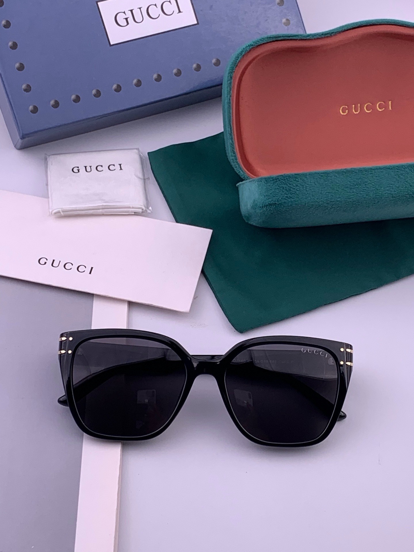 Gucci   情侣款 经典的方框设计，不挑脸型，无论搭配大衣还是连衣裙都非常显气质高清偏光镜片预防紫外线 型号：G07