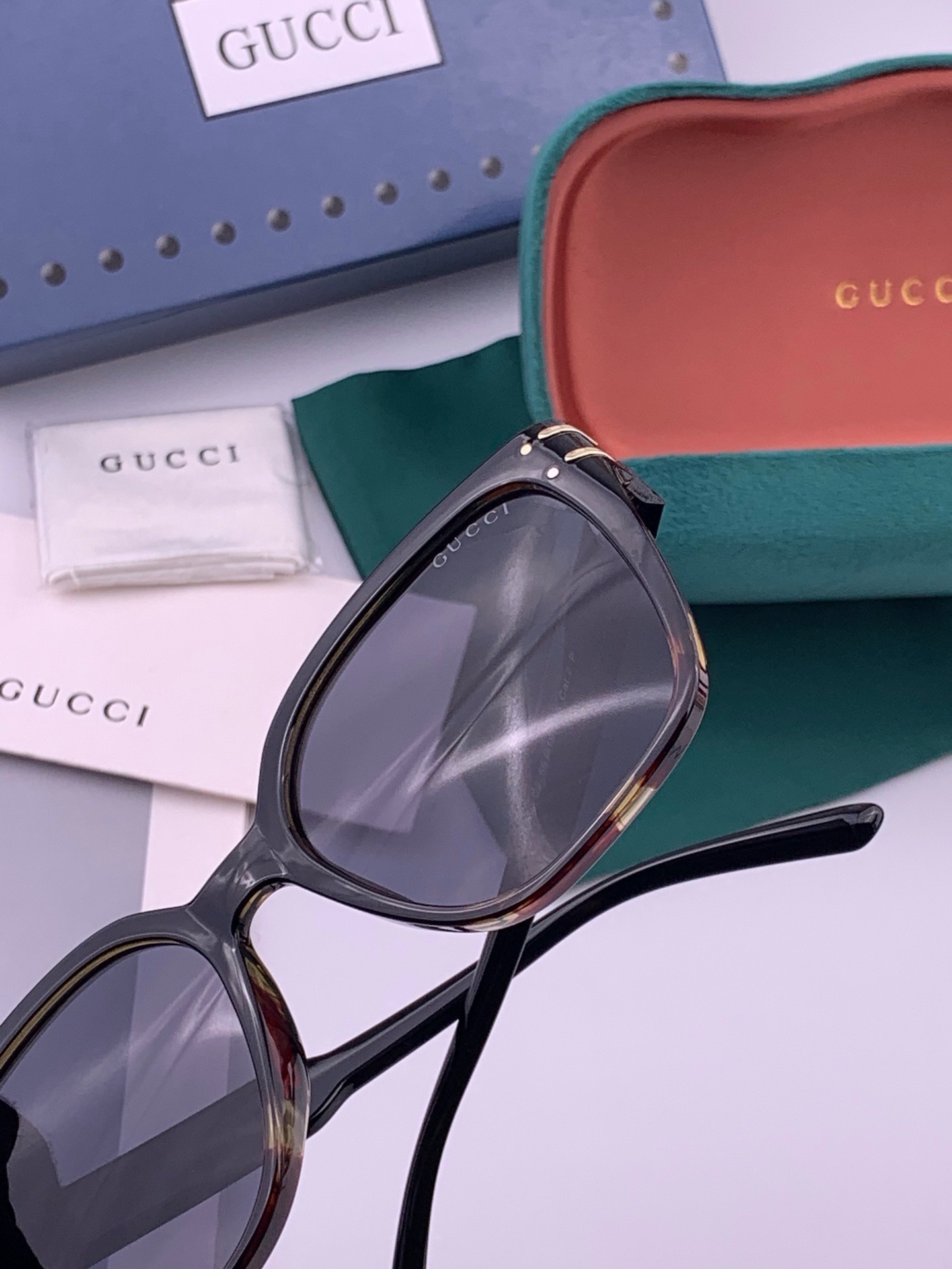 Gucci   情侣款 经典的方框设计，不挑脸型，无论搭配大衣还是连衣裙都非常显气质高清偏光镜片预防紫外线 型号：G07