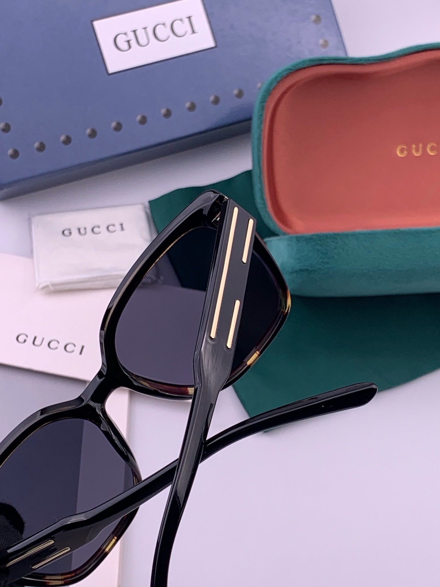 Gucci   情侣款 经典的方框设计，不挑脸型，无论搭配大衣还是连衣裙都非常显气质高清偏光镜片预防紫外线 型号：G07