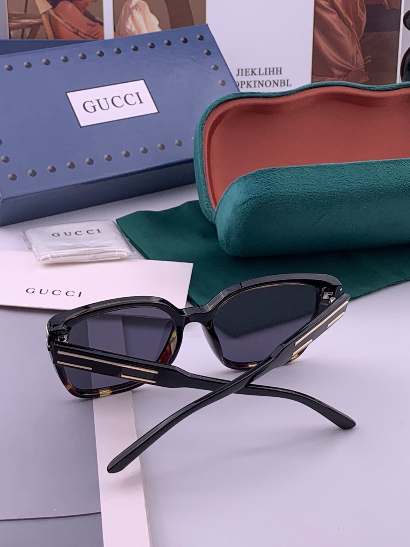 Gucci   情侣款 经典的方框设计，不挑脸型，无论搭配大衣还是连衣裙都非常显气质高清偏光镜片预防紫外线 型号：G07