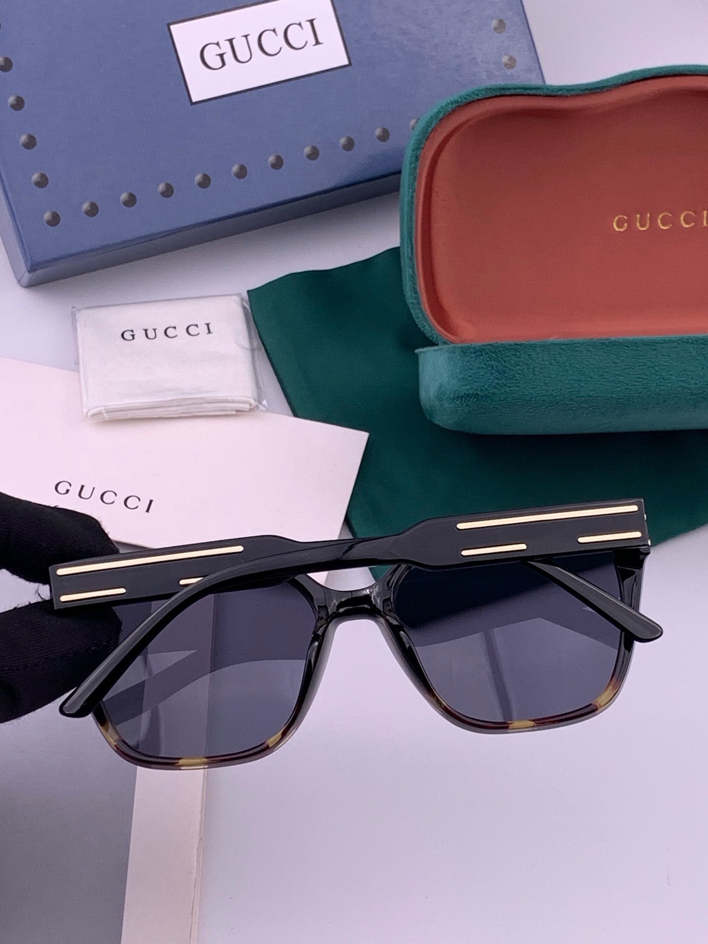 Gucci   情侣款 经典的方框设计，不挑脸型，无论搭配大衣还是连衣裙都非常显气质高清偏光镜片预防紫外线 型号：G07