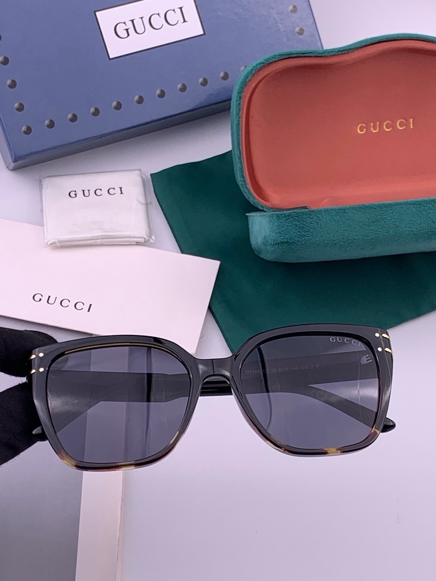 Gucci   情侣款 经典的方框设计，不挑脸型，无论搭配大衣还是连衣裙都非常显气质高清偏光镜片预防紫外线 型号：G07