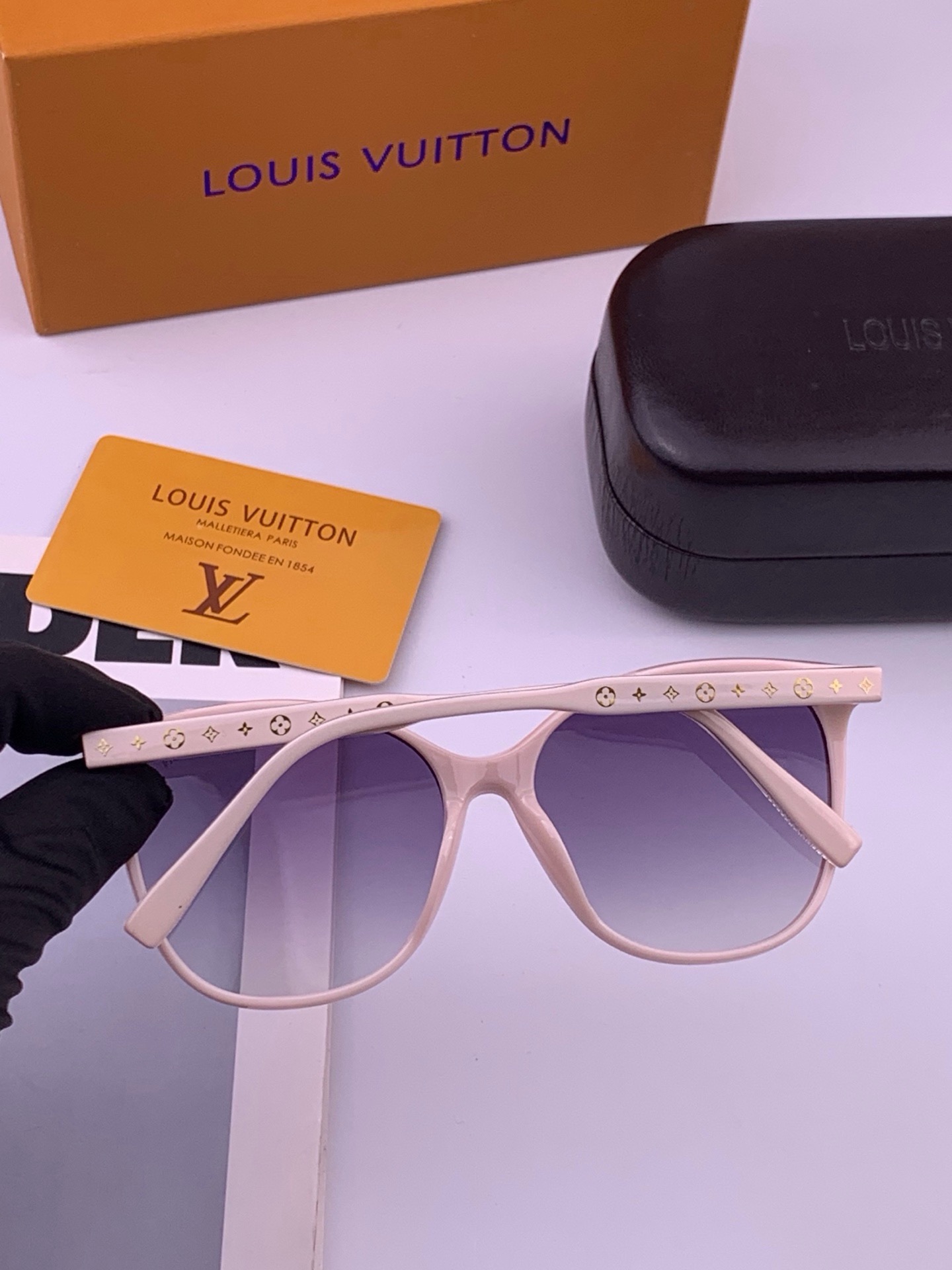 LV 太阳镜潮品官网模特同款 [玫瑰][玫瑰]四叶草🍀精致个性设计简约时尚 高品质值得拥有绝对潮爆整个夏季 新款L338
