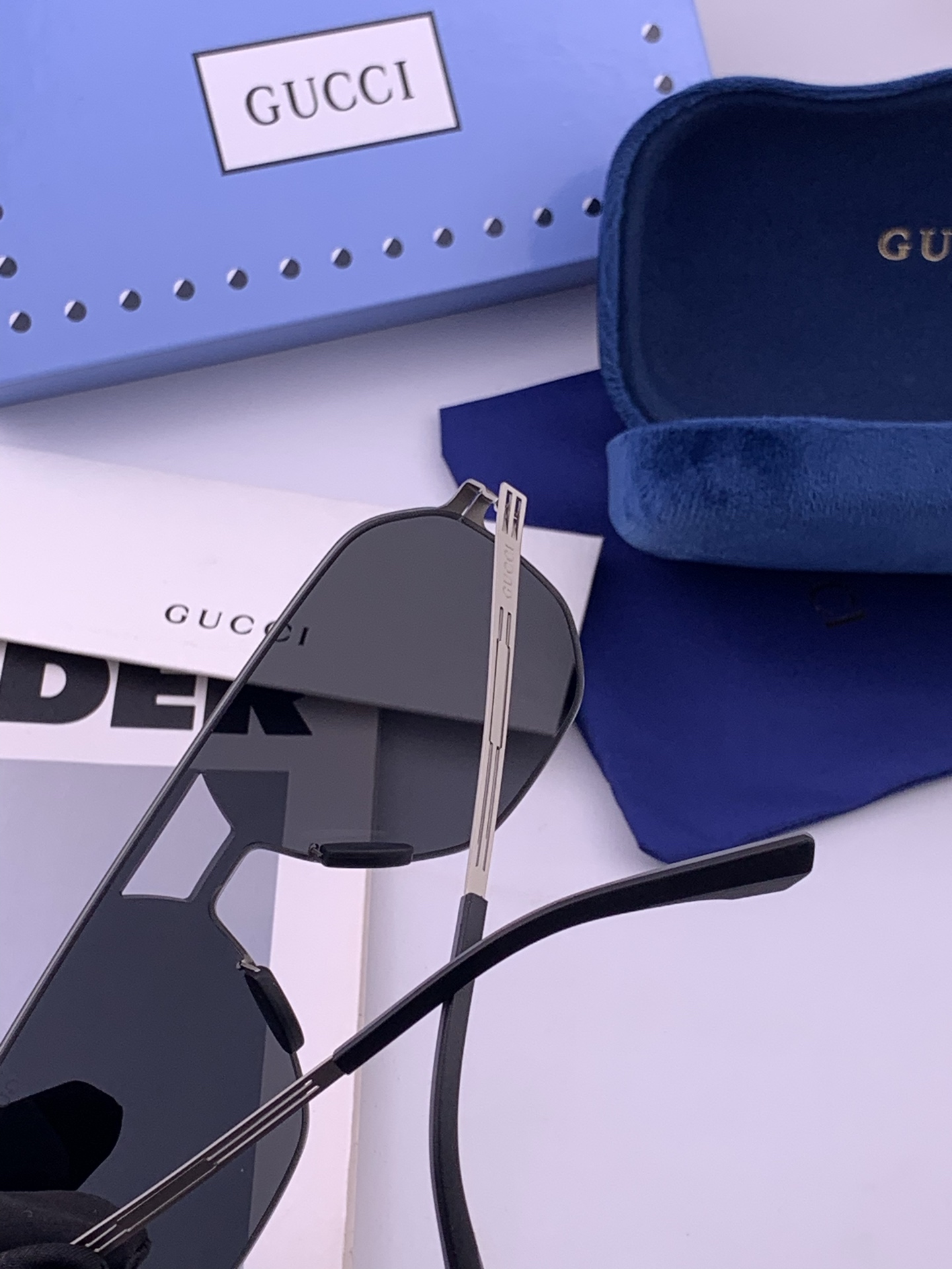 ♦️ GUCCI 新款男女情侣款太阳镜多边形墨镜iP电镀永不褪色 超轻超有弹性整幅眼镜无螺丝重要的是压不坏 高清尼龙镜片