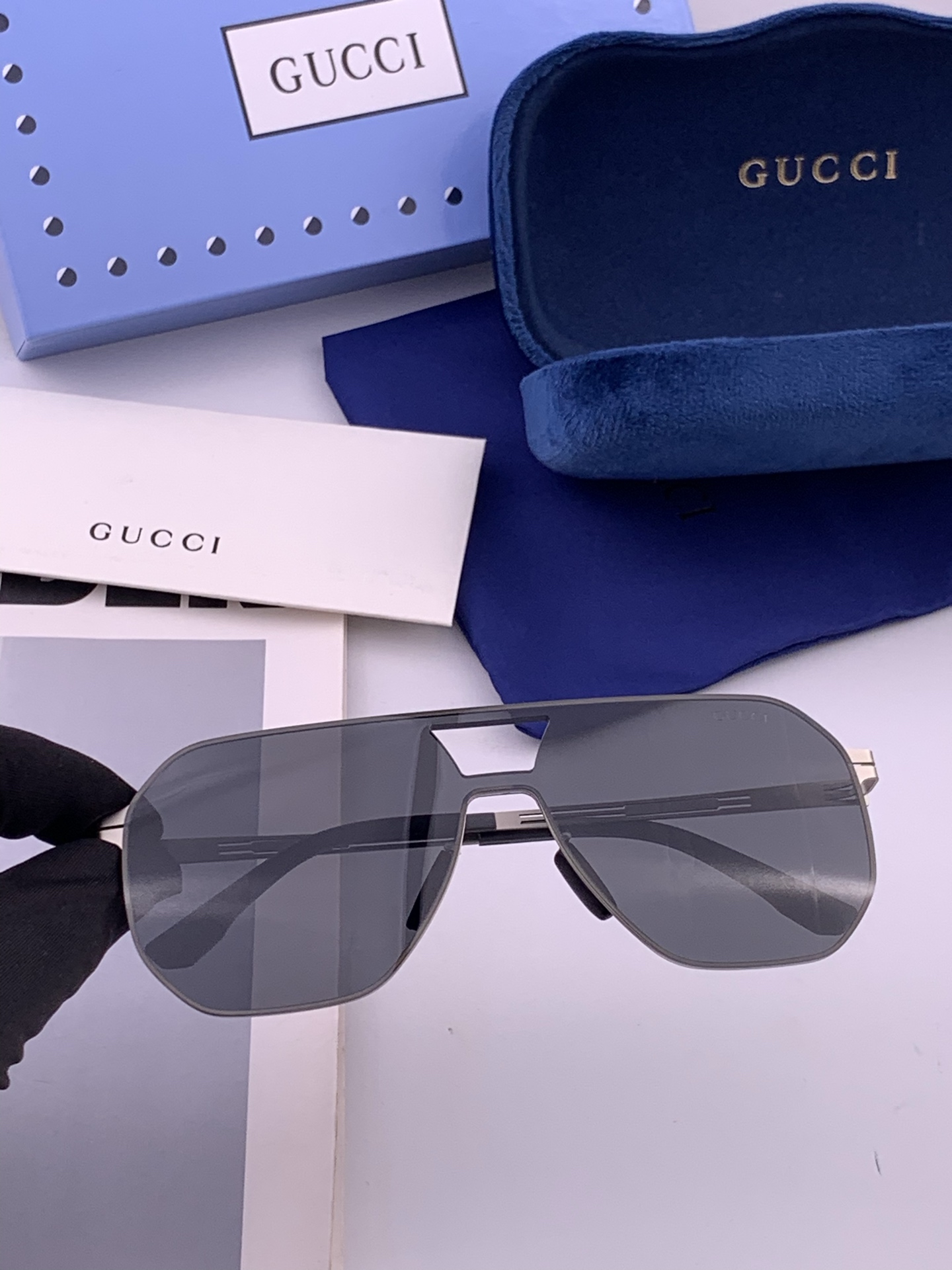♦️ GUCCI 新款男女情侣款太阳镜多边形墨镜iP电镀永不褪色 超轻超有弹性整幅眼镜无螺丝重要的是压不坏 高清尼龙镜片