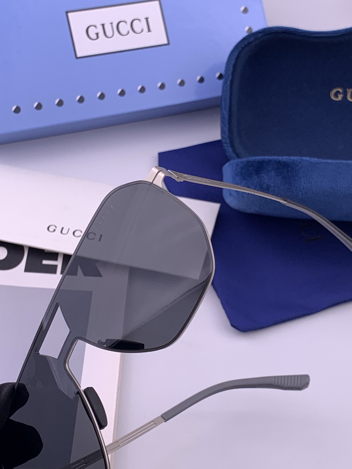 ♦️ GUCCI 新款男女情侣款太阳镜多边形墨镜iP电镀永不褪色 超轻超有弹性整幅眼镜无螺丝重要的是压不坏 高清尼龙镜片