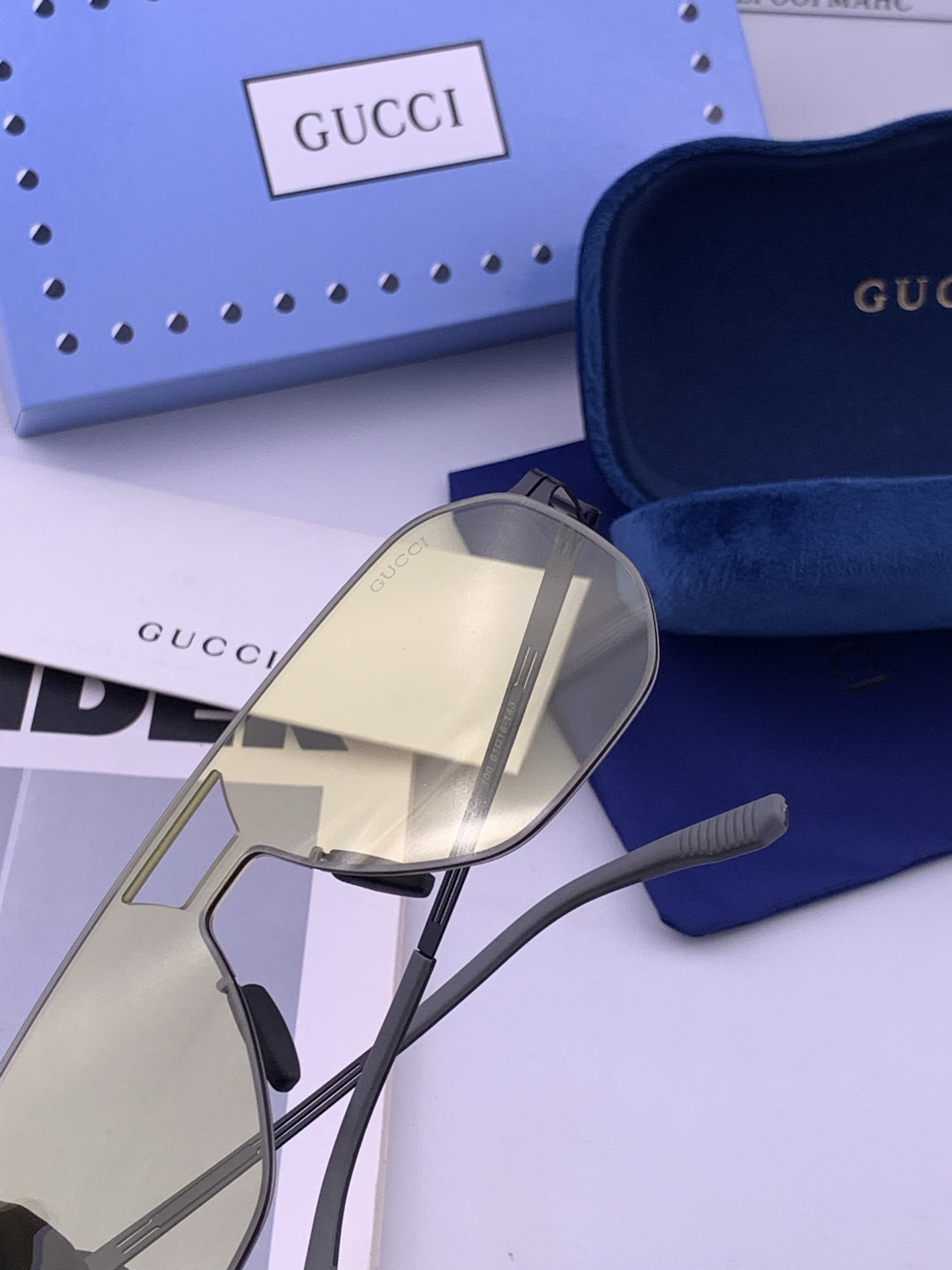 ♦️ GUCCI 新款男女情侣款太阳镜多边形墨镜iP电镀永不褪色 超轻超有弹性整幅眼镜无螺丝重要的是压不坏 高清尼龙镜片