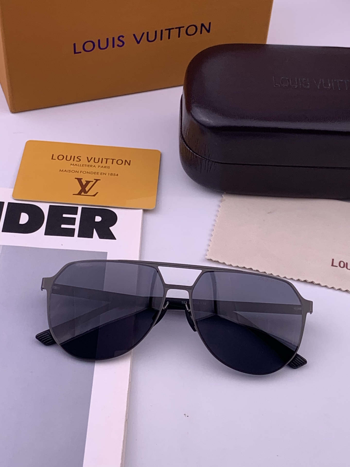 ♦️LV  新款男女情侣款太阳镜多边形墨镜iP电镀永不褪色 超轻超有弹性整幅眼镜无螺丝重要的是压不坏 高清尼龙镜片、精湛