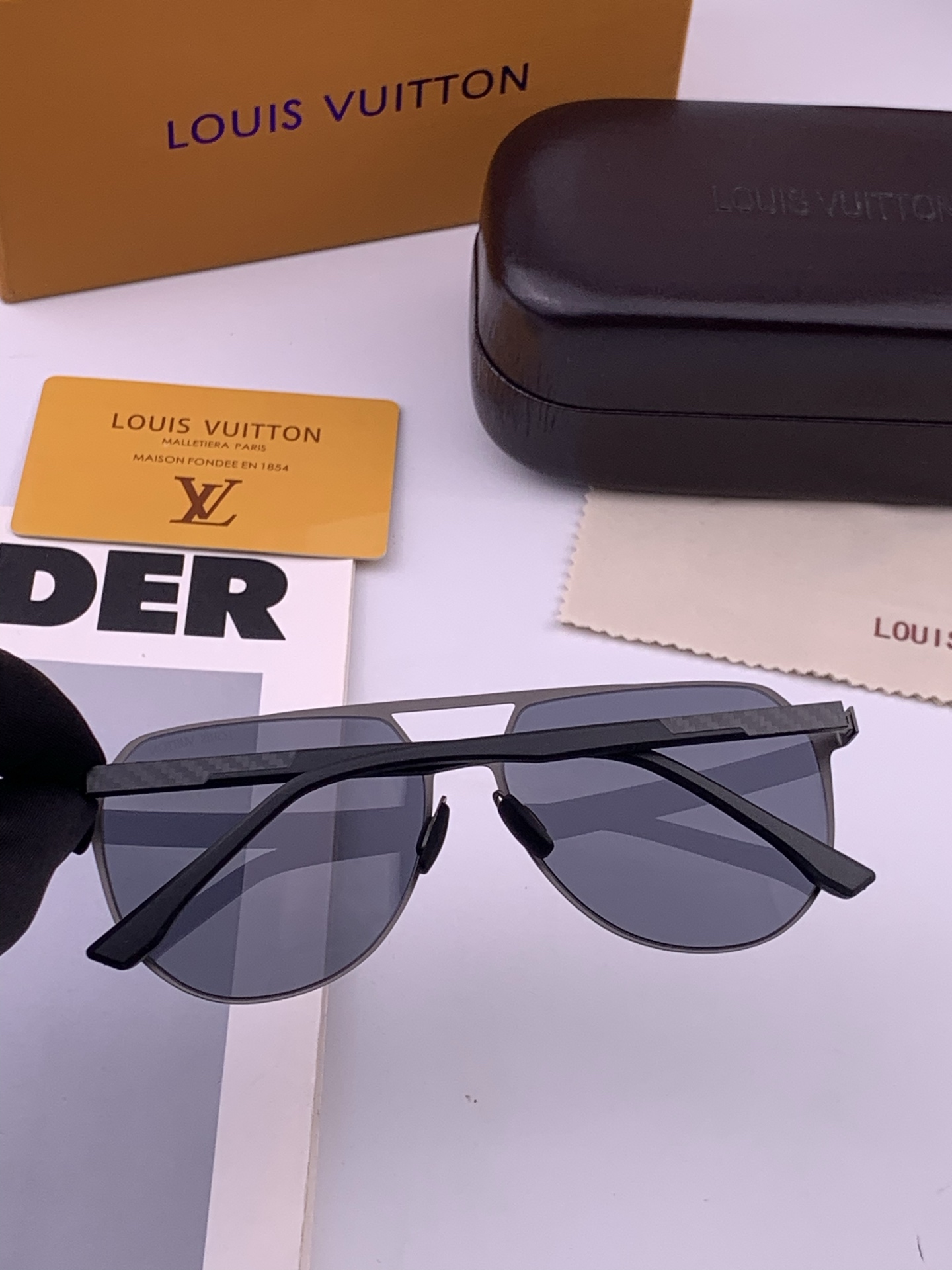 ♦️LV  新款男女情侣款太阳镜多边形墨镜iP电镀永不褪色 超轻超有弹性整幅眼镜无螺丝重要的是压不坏 高清尼龙镜片、精湛