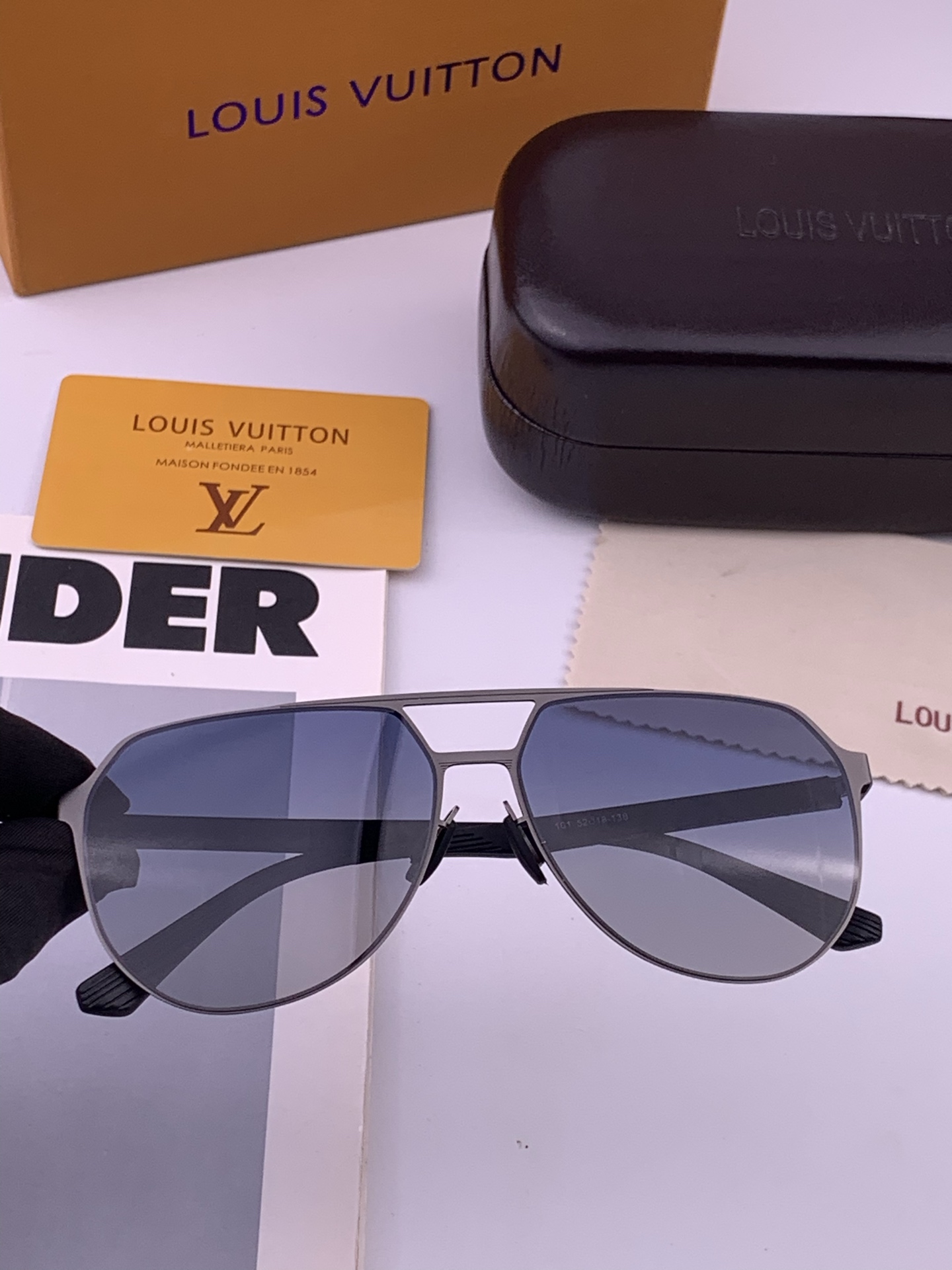 ♦️LV  新款男女情侣款太阳镜多边形墨镜iP电镀永不褪色 超轻超有弹性整幅眼镜无螺丝重要的是压不坏 高清尼龙镜片、精湛