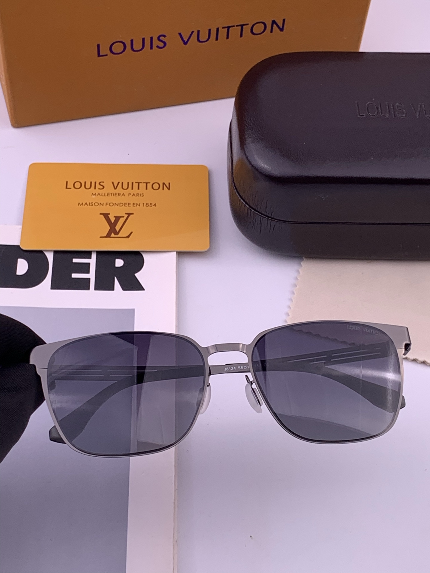 ♦️LV 新款男女情侣款太阳镜多边形墨镜iP电镀永不褪色 超轻超有弹性整幅眼镜无螺丝重要的是压不坏 高清镜片、精湛的工艺