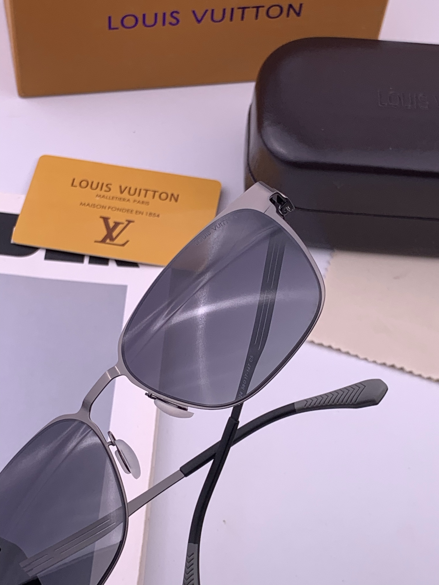 ♦️LV 新款男女情侣款太阳镜多边形墨镜iP电镀永不褪色 超轻超有弹性整幅眼镜无螺丝重要的是压不坏 高清镜片、精湛的工艺