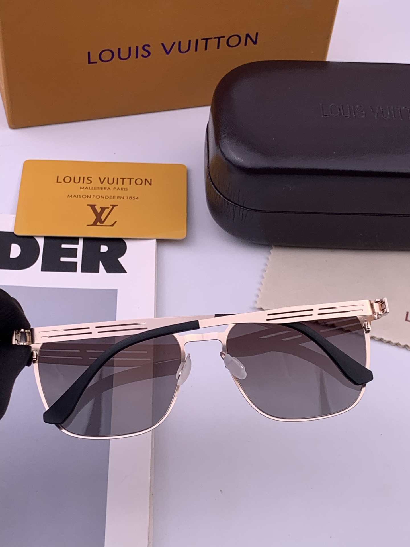 ♦️LV 新款男女情侣款太阳镜多边形墨镜iP电镀永不褪色 超轻超有弹性整幅眼镜无螺丝重要的是压不坏 高清镜片、精湛的工艺