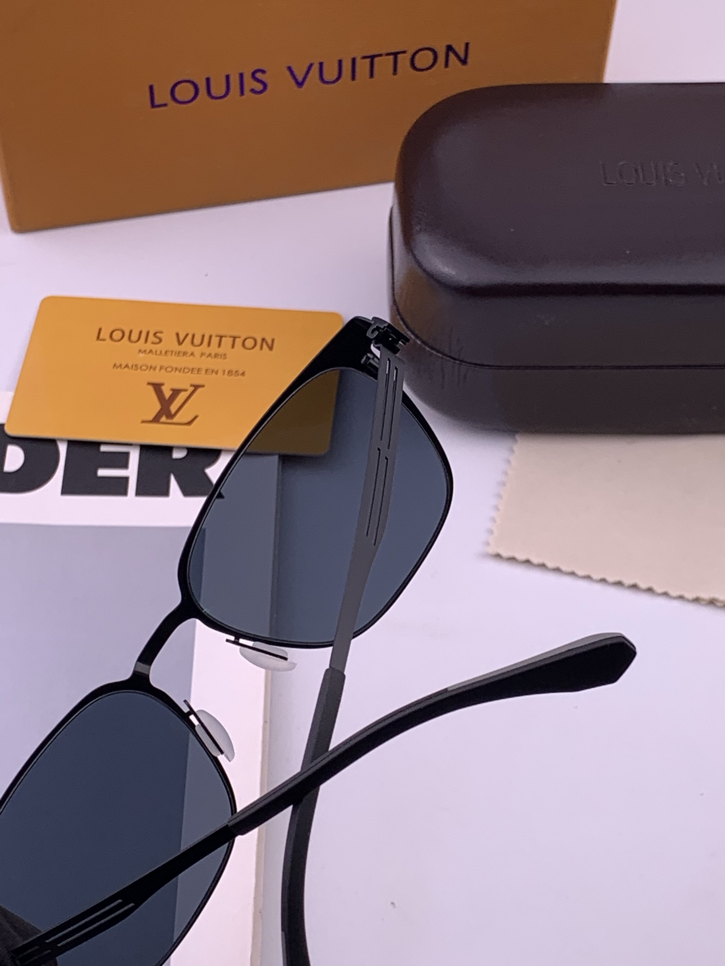 ♦️LV 新款男女情侣款太阳镜多边形墨镜iP电镀永不褪色 超轻超有弹性整幅眼镜无螺丝重要的是压不坏 高清镜片、精湛的工艺