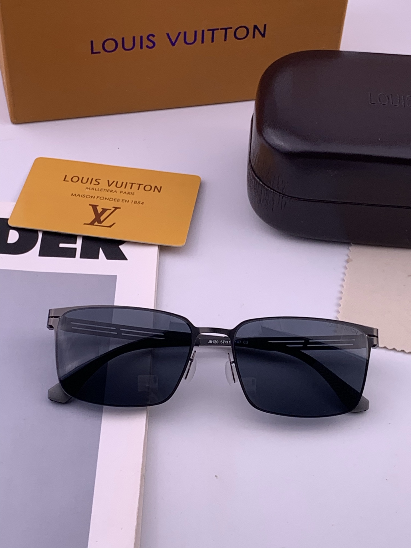 ♦️LV 新款男女情侣款太阳镜多边形墨镜iP电镀永不褪色 超轻超有弹性整幅眼镜无螺丝重要的是压不坏 高清镜片、精湛的工艺