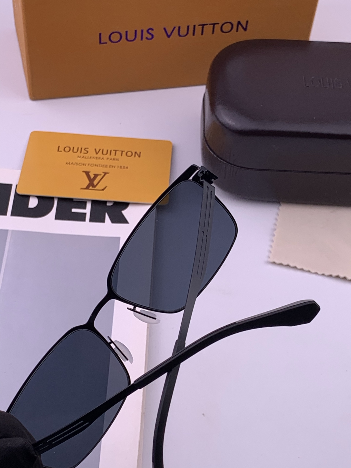 ♦️LV 新款男女情侣款太阳镜多边形墨镜iP电镀永不褪色 超轻超有弹性整幅眼镜无螺丝重要的是压不坏 高清镜片、精湛的工艺