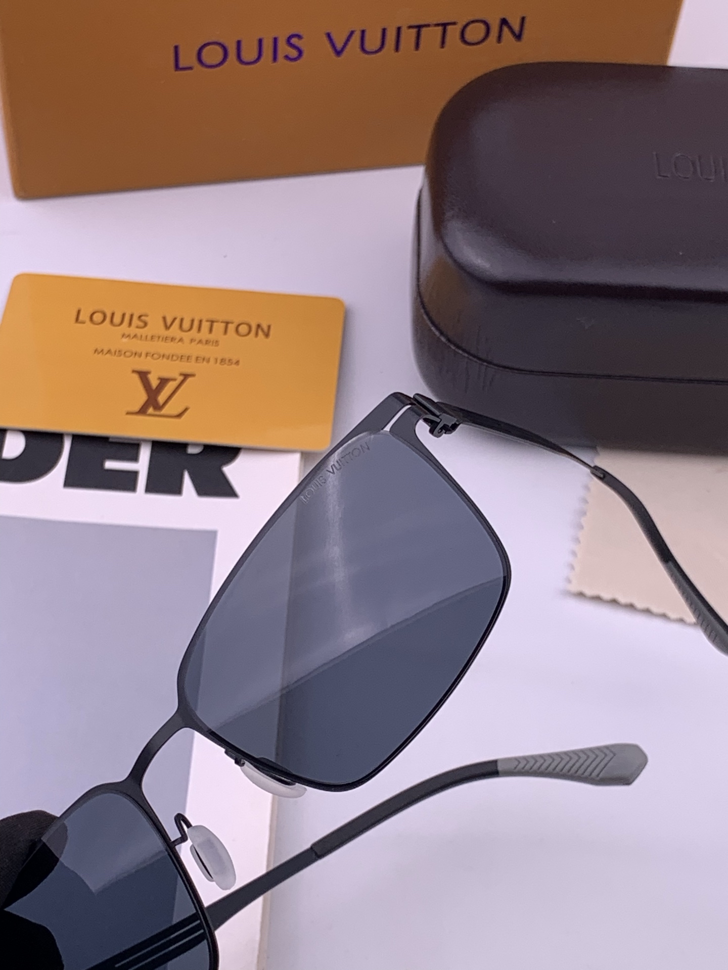 ♦️LV 新款男女情侣款太阳镜多边形墨镜iP电镀永不褪色 超轻超有弹性整幅眼镜无螺丝重要的是压不坏 高清镜片、精湛的工艺