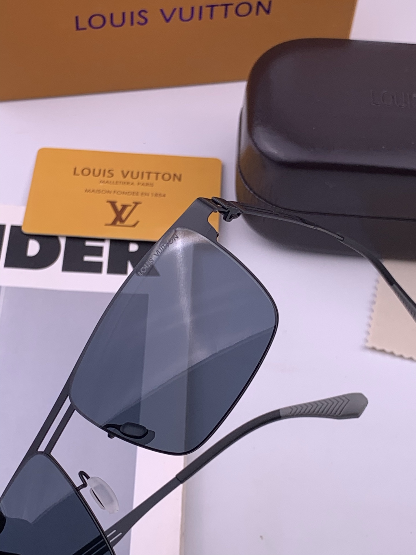 ♦️LV 新款男女情侣款太阳镜多边形墨镜iP电镀永不褪色 超轻超有弹性整幅眼镜无螺丝重要的是压不坏 高清镜片、精湛的工艺