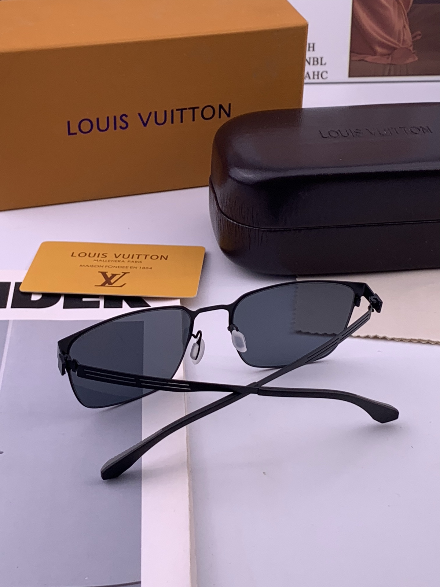 ♦️LV 新款男女情侣款太阳镜多边形墨镜iP电镀永不褪色 超轻超有弹性整幅眼镜无螺丝重要的是压不坏 高清镜片、精湛的工艺