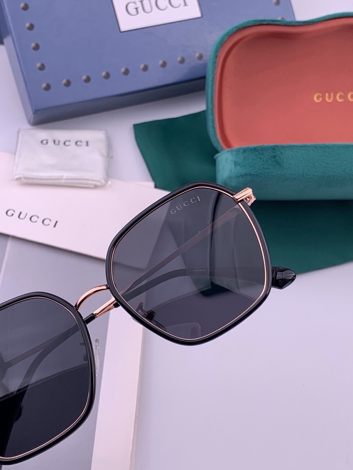 GUCCI 开春新款太阳镜 各路网红纷纷带起气场满分‼️ 俏皮甜美.上脸效果更佳.金属质感超好 型号：G8384