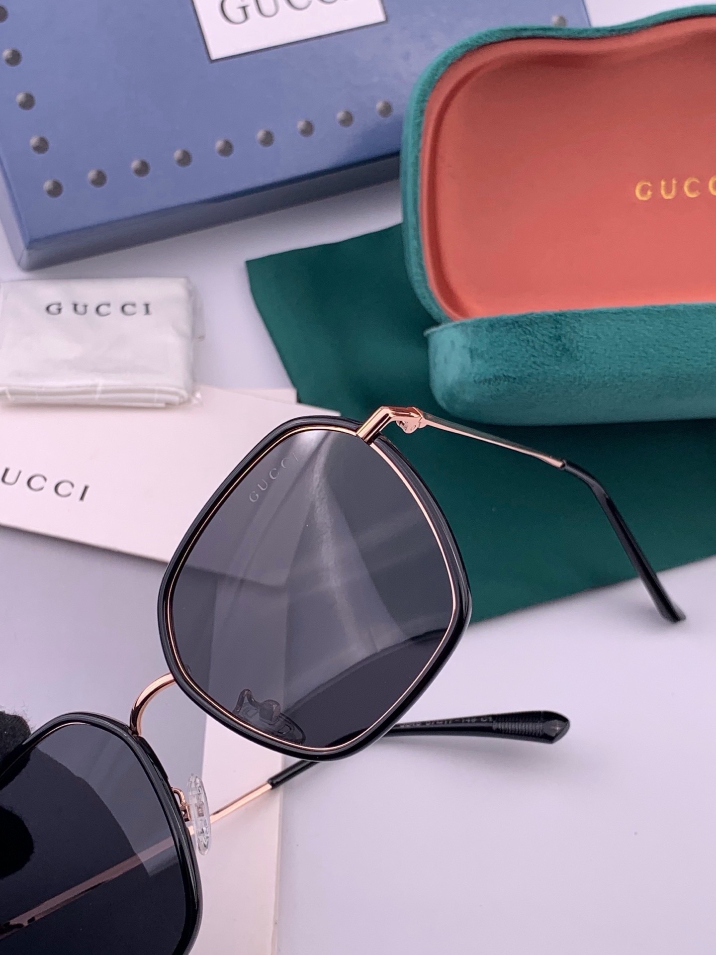 GUCCI 开春新款太阳镜 各路网红纷纷带起气场满分‼️ 俏皮甜美.上脸效果更佳.金属质感超好 型号：G8384