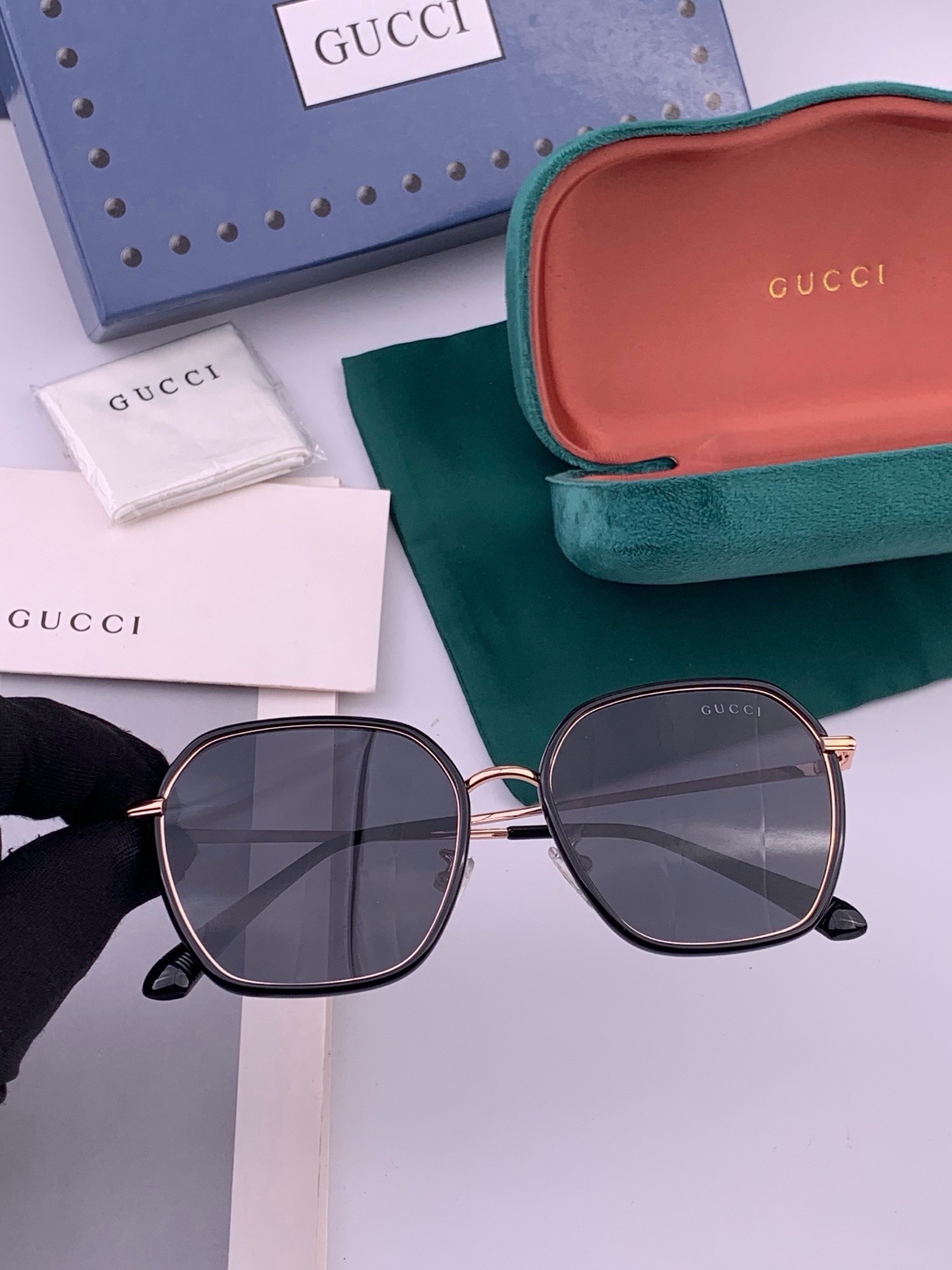 GUCCI 开春新款太阳镜 各路网红纷纷带起气场满分‼️ 俏皮甜美.上脸效果更佳.金属质感超好 型号：G8384