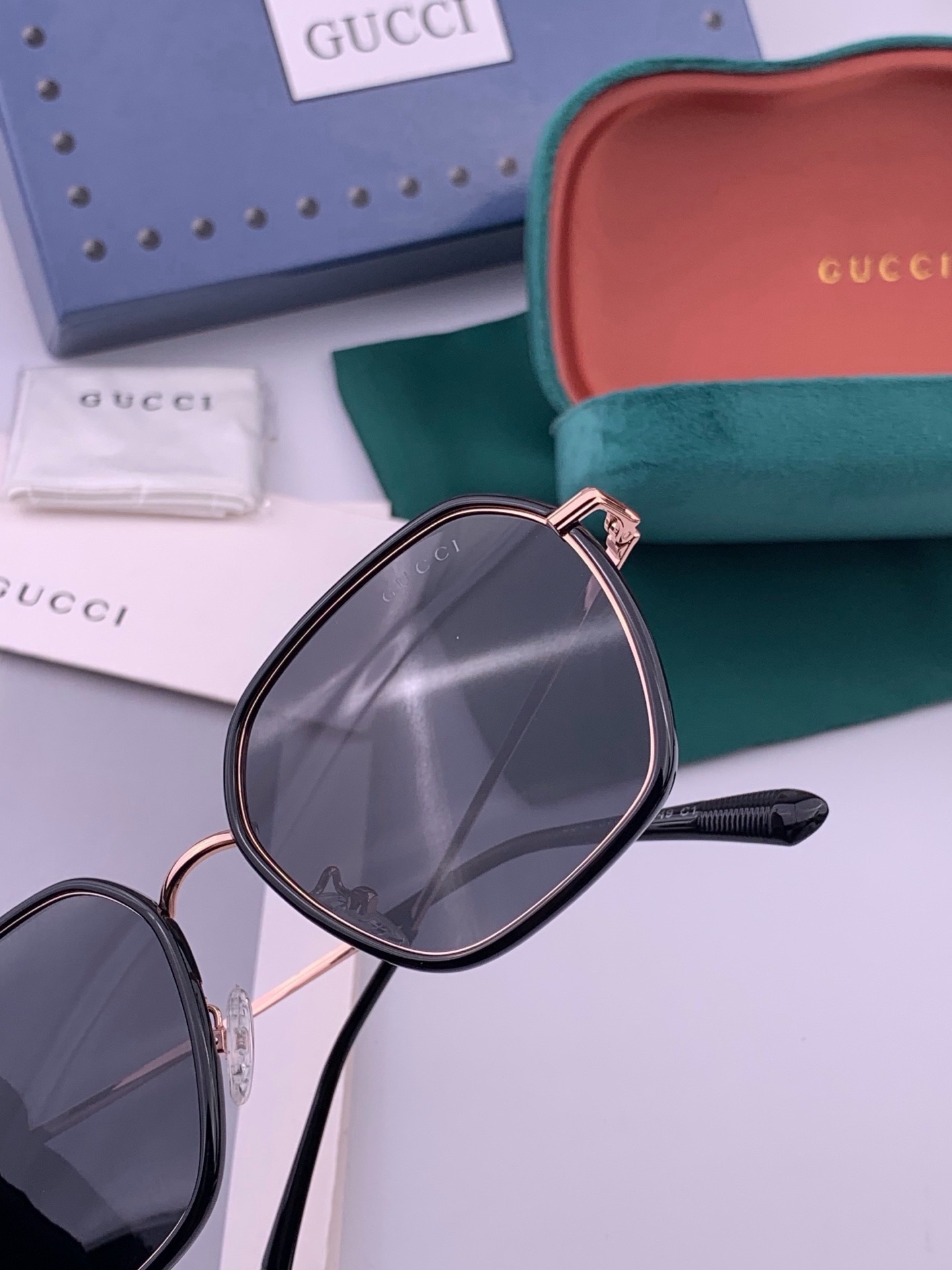 GUCCI 开春新款太阳镜 各路网红纷纷带起气场满分‼️ 俏皮甜美.上脸效果更佳.金属质感超好 型号：G8384