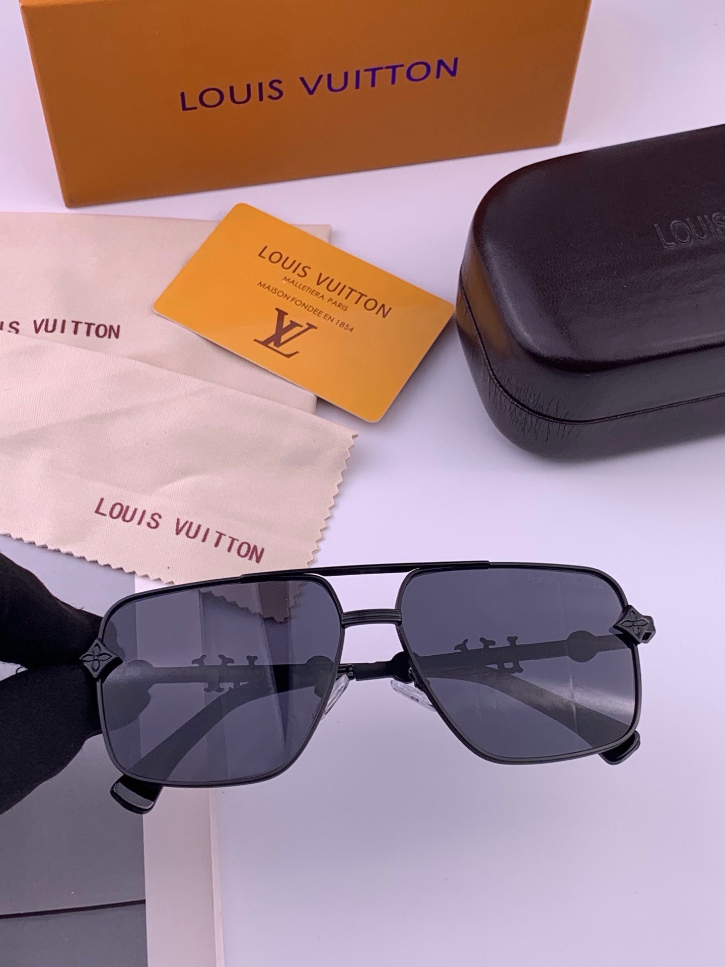 LV🔥高品质男女款”太阳镜🔥 开车钓鱼都可🔥百搭显瘦墨镜韩版男士飞行员大框司机开车防紫外线太阳镜，型号：L11757