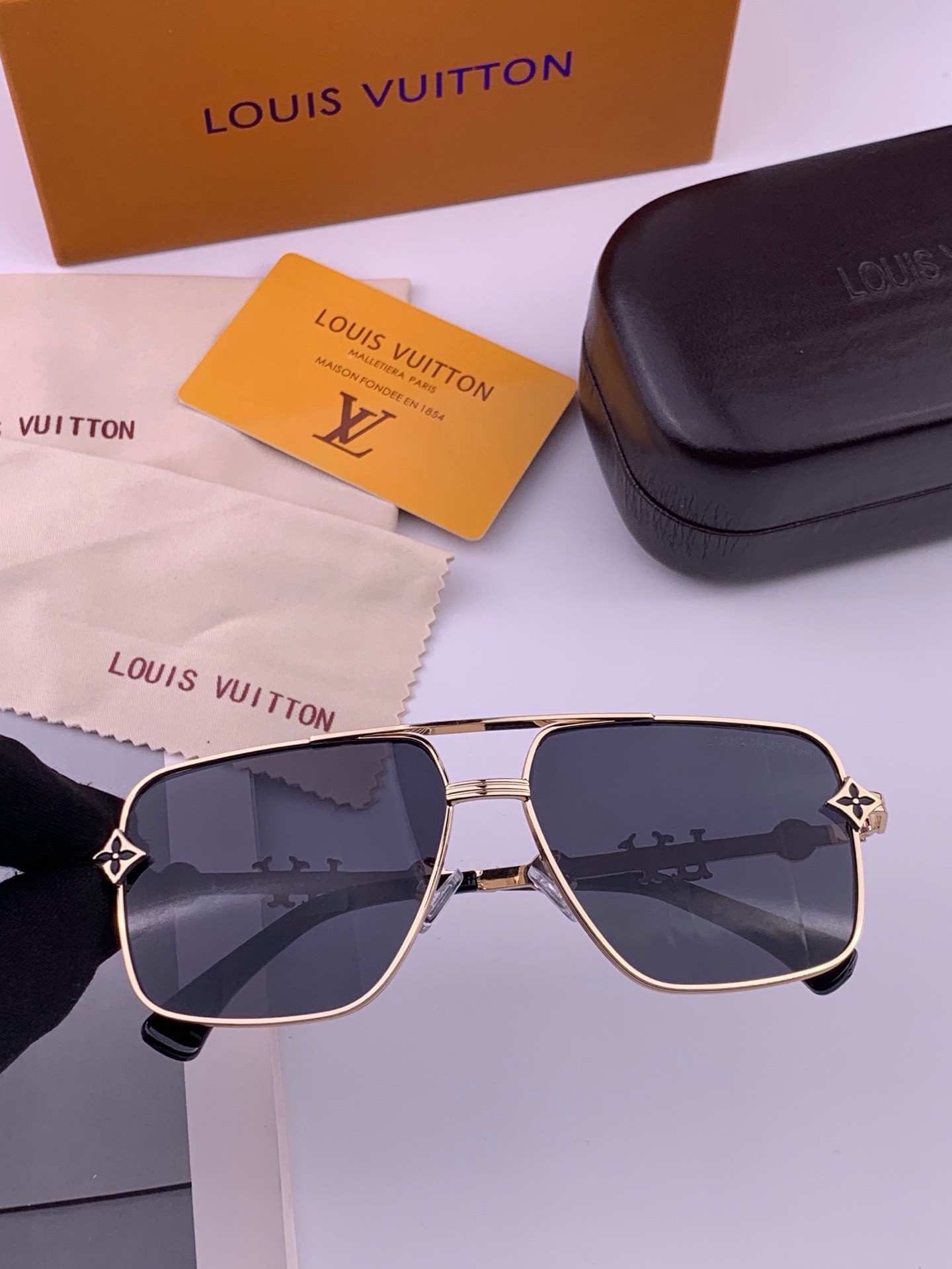 LV🔥高品质男女款”太阳镜🔥 开车钓鱼都可🔥百搭显瘦墨镜韩版男士飞行员大框司机开车防紫外线太阳镜，型号：L11757