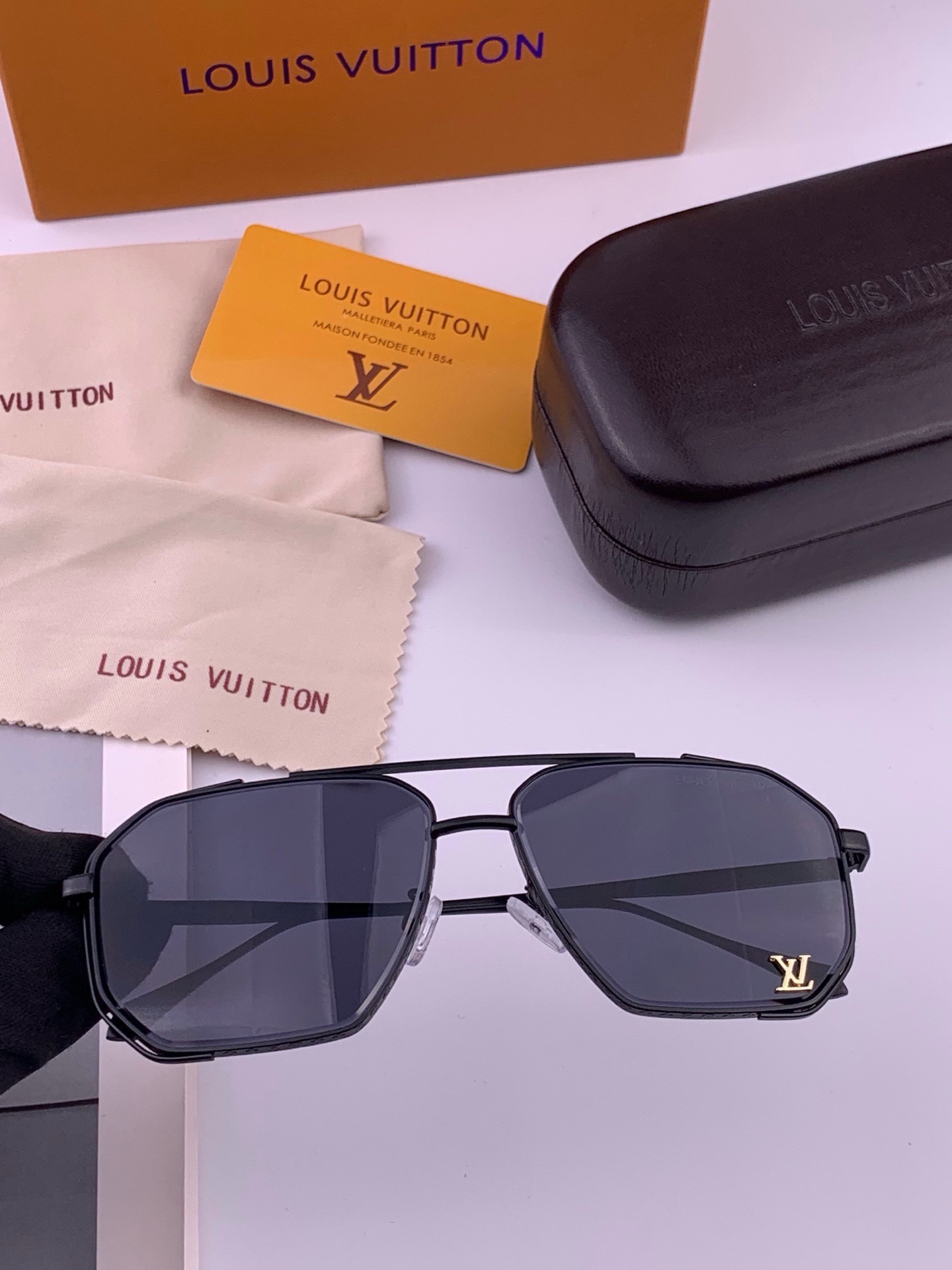 LV🔥高品质男女款”太阳镜🔥 开车钓鱼都可🔥百搭显瘦墨镜韩版男士飞行员大框司机开车防紫外线太阳镜，型号：L31758