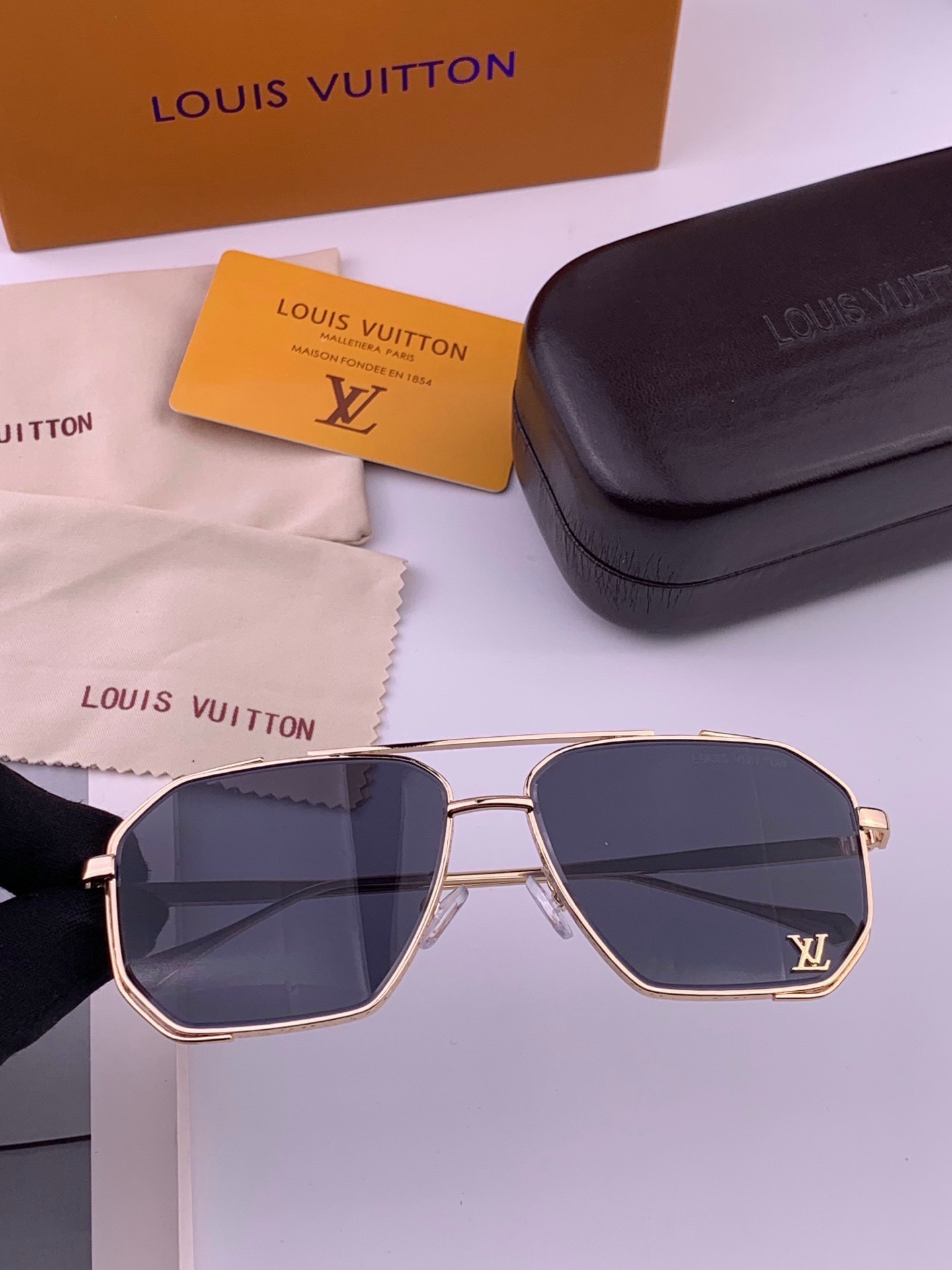 LV🔥高品质男女款”太阳镜🔥 开车钓鱼都可🔥百搭显瘦墨镜韩版男士飞行员大框司机开车防紫外线太阳镜，型号：L31758