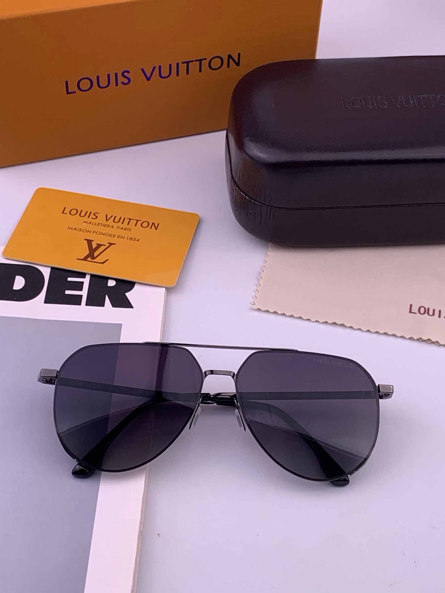 LV 男款炫彩飞行员偏光太阳镜 ❤️材质：高清尼龙加厚卡槽高清偏光镜片 🌹无边框镜架💕颜👍型号：L28901